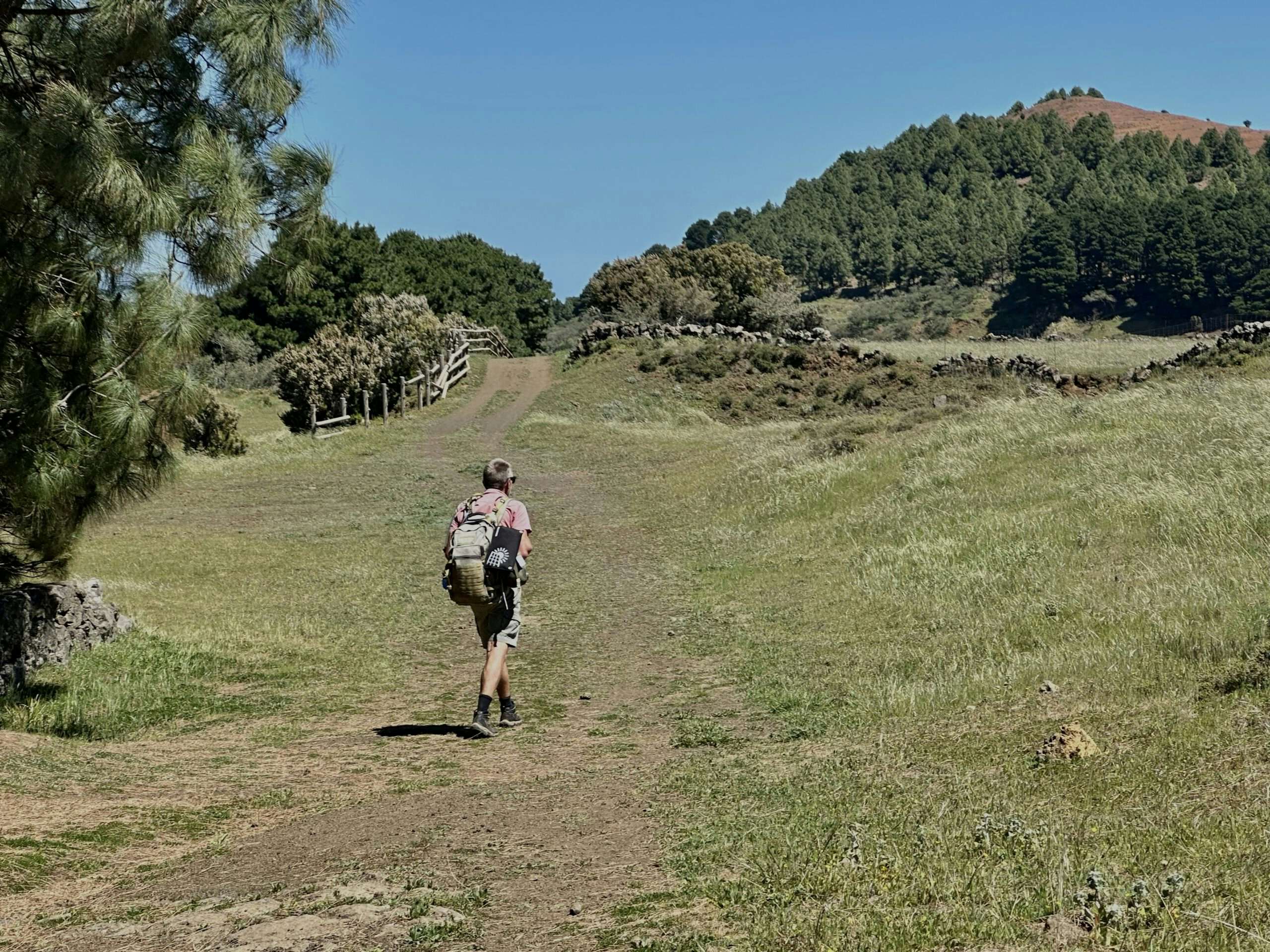 Wanderer auf grünen Wiesen - Wanderweg Richtung Meseta de Nisdafe