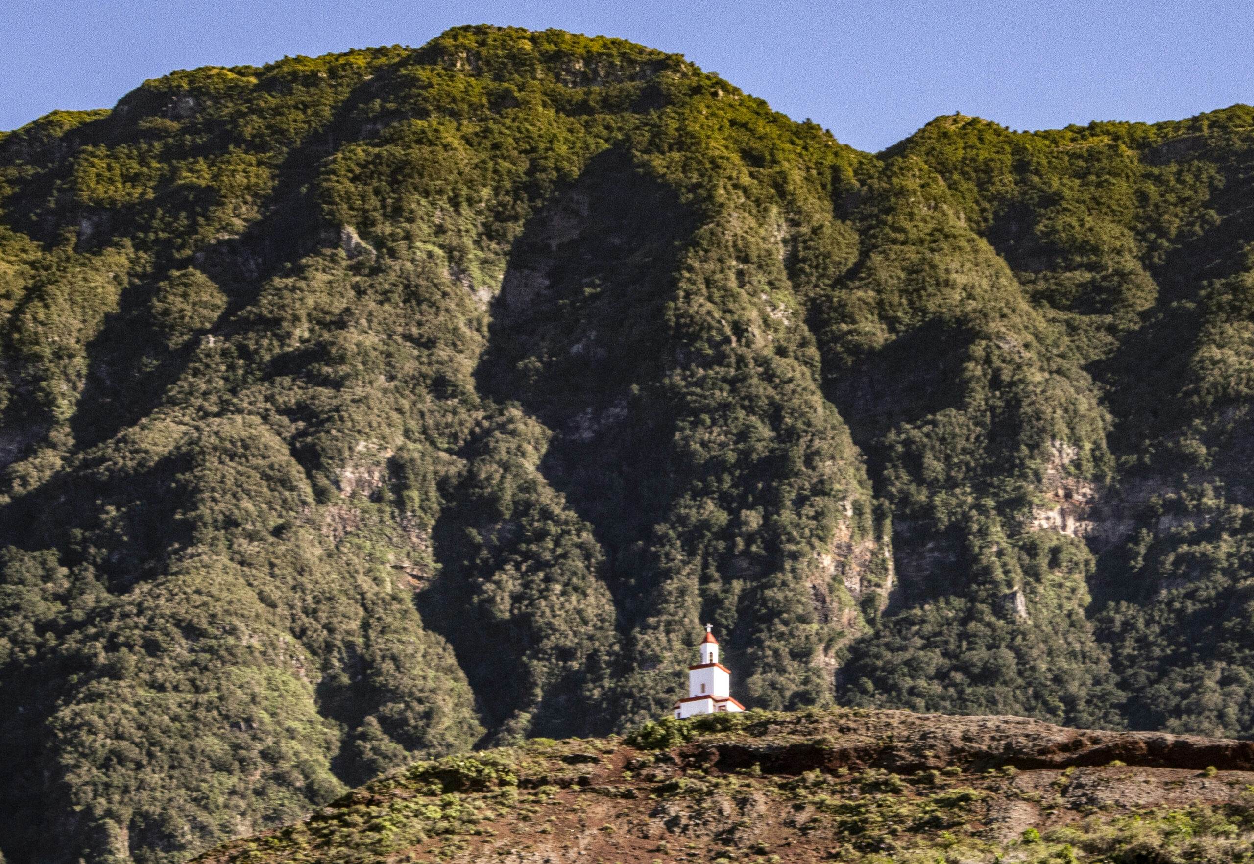 Der Glockenturm auf dem Vulkankegel in La Frontera vor der Steilwand