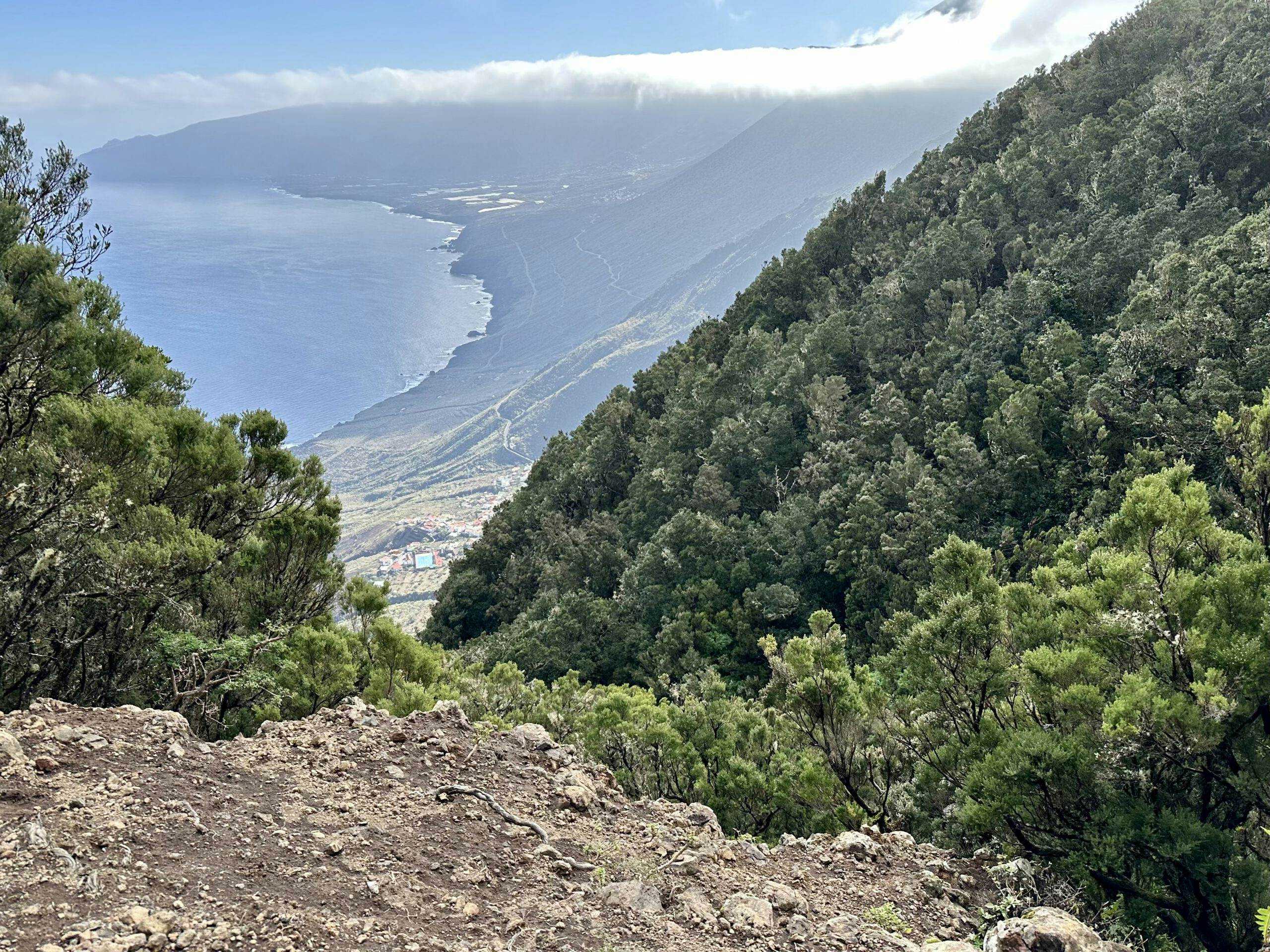 Blick aus der Höhe in das El Golfo Tal auf Sabinosa und bis nach La Frontera vom Mirador de Sabinosa