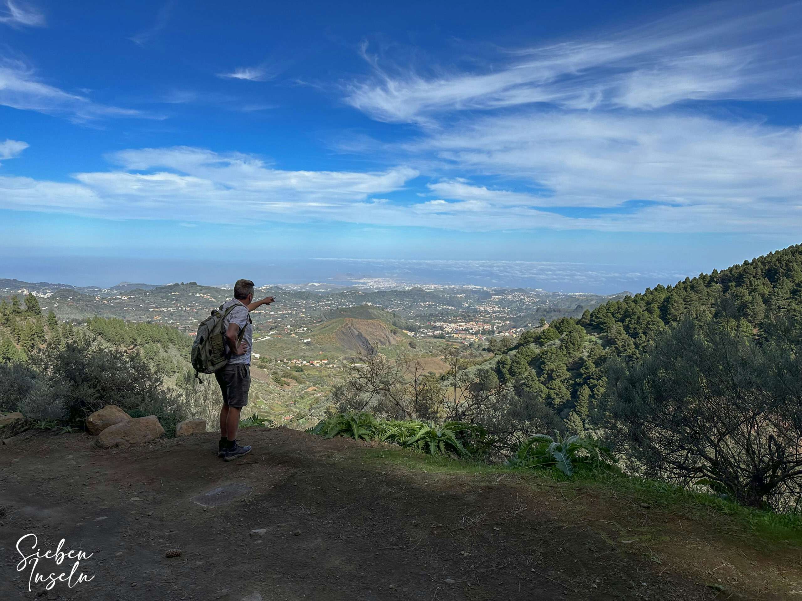 Wanderer auf dem Wanderweg mit Blick über Vega de San Mateo