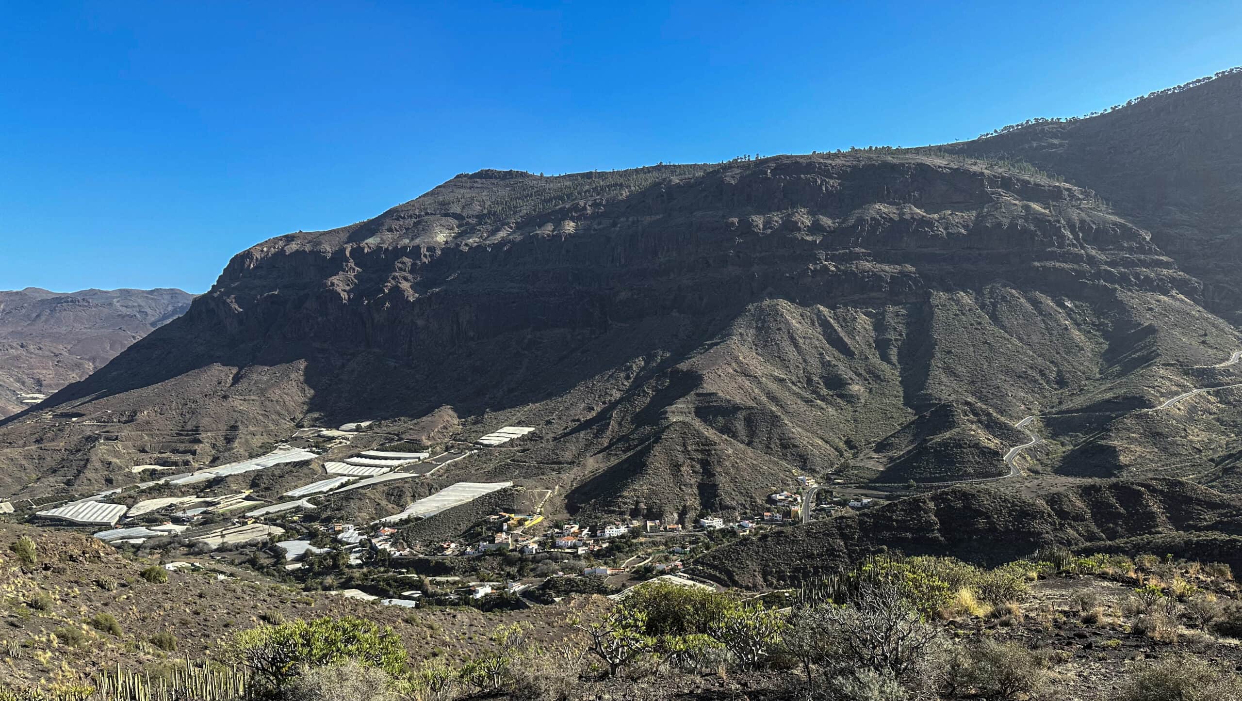 Blick vom Wanderweg hinunter nach Aldea de San Nicolás und hinüber zum Naturschutzgebiet von Inagua