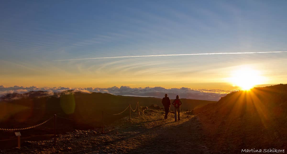 Excursionistas descendiendo del refugio de Altavista al amanecer