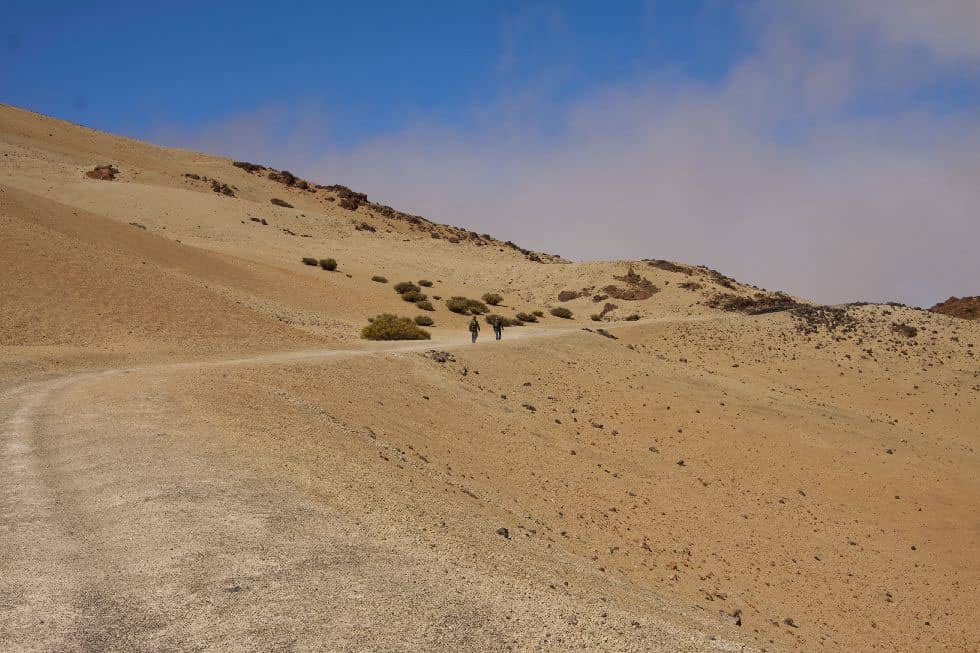 Wanderer auf dem Weg zum Pico del Teide durch die Montaña Blanca