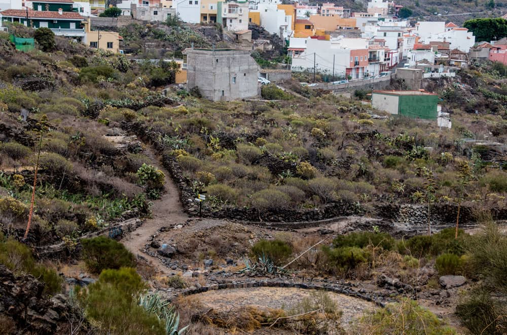 Blick auf Tamaimo mit altem Dreschplatz im Barranco Santiago