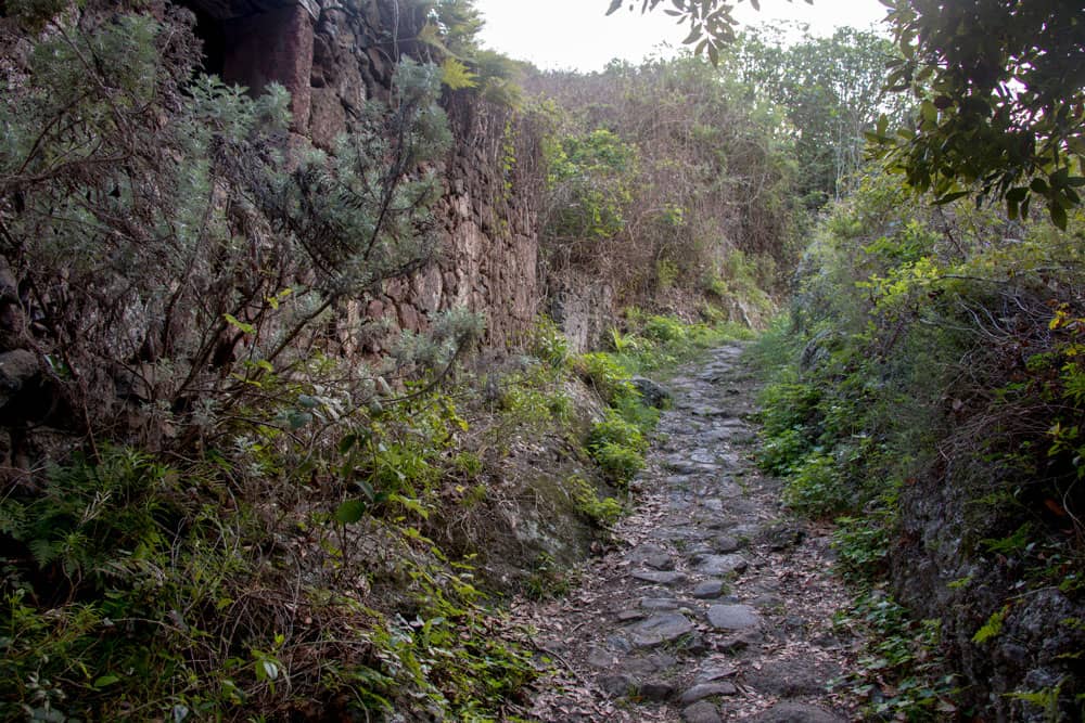 paved hiking path to Erjos