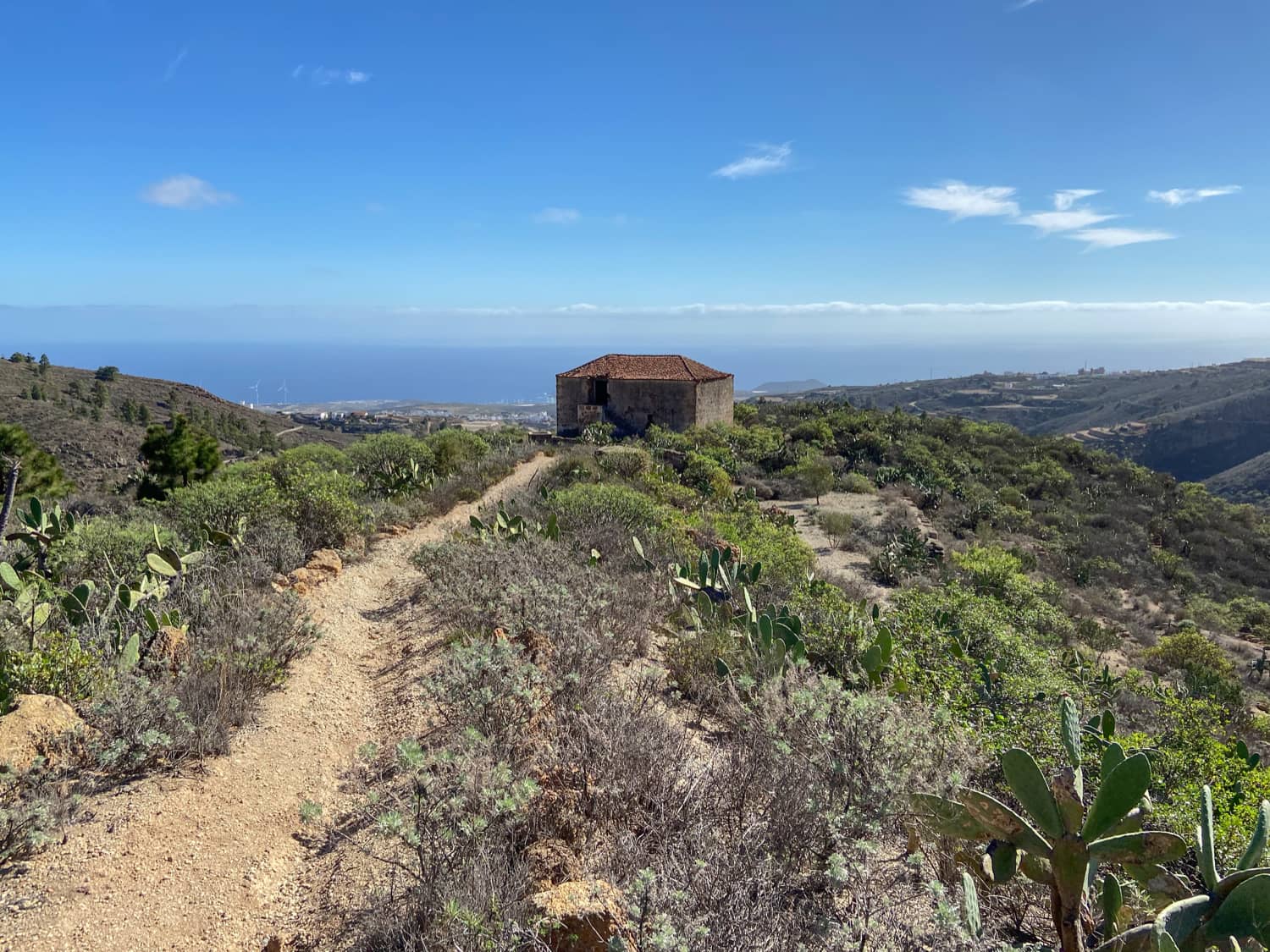 Ruined house on the ridge above the Barranco Tamadaya