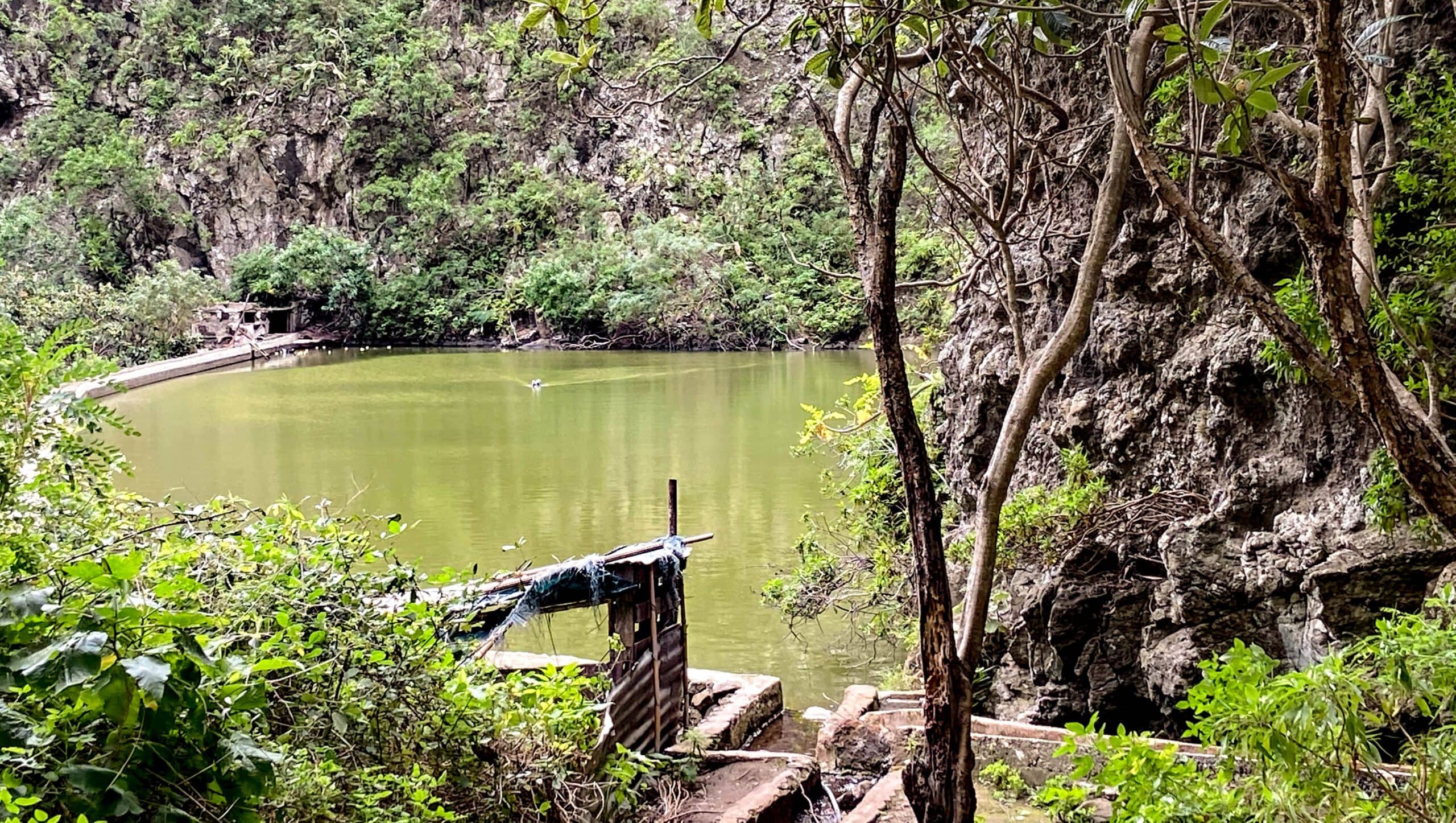 Estanque de patos y cuenca de recogida de agua en el Barranco de los Cochinos