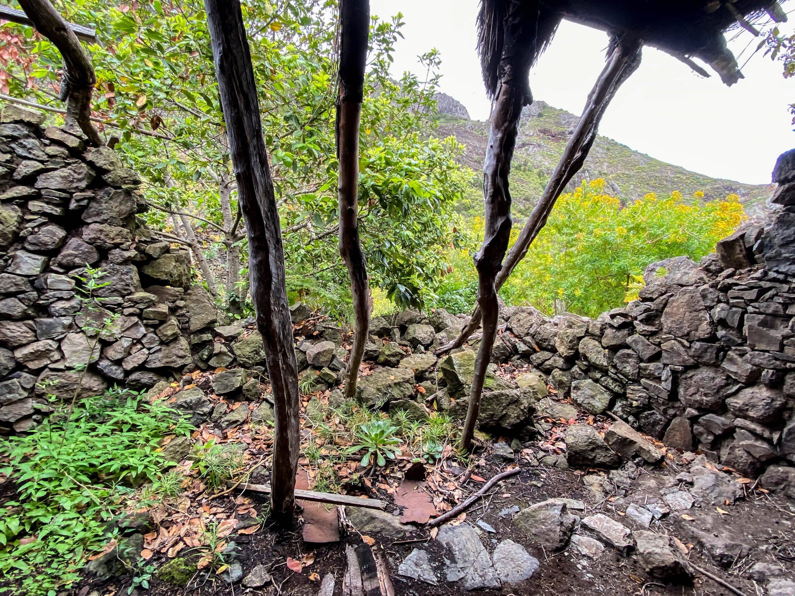 una casa en ruinas sobre el barranco