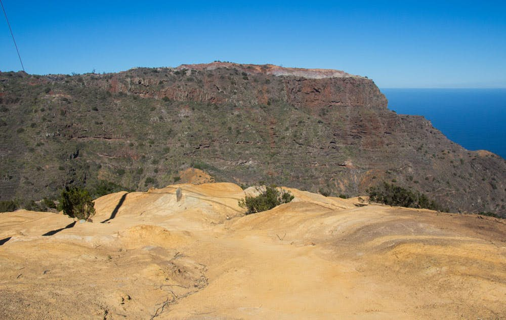 Senderismo sobre rocas blancas