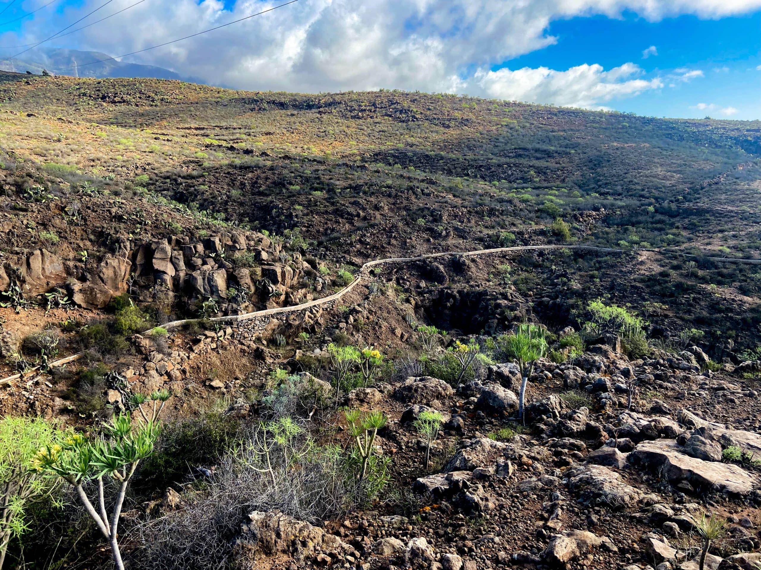 Wanderweg entlang von Kanälen durch einige Schluchten