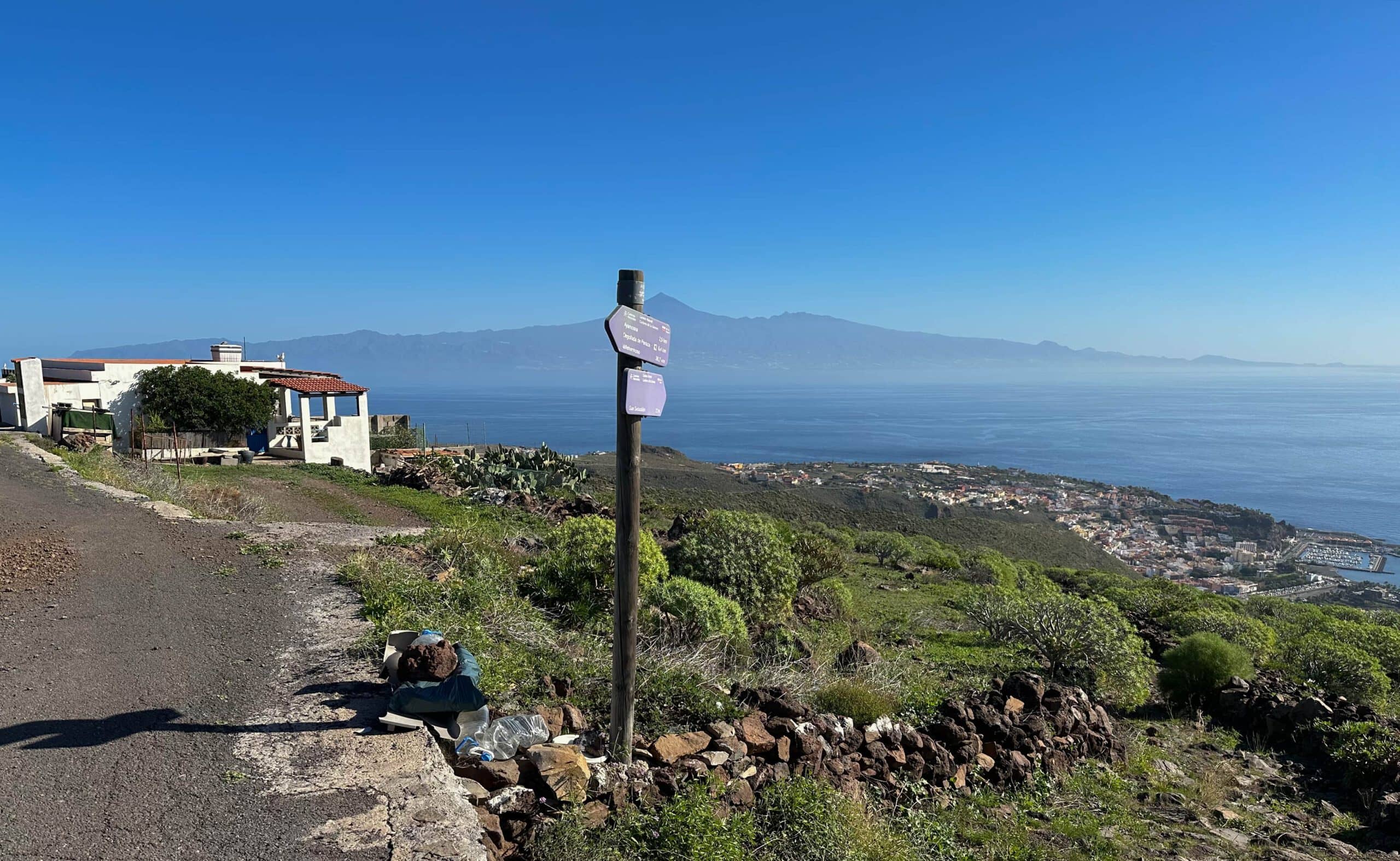 Erster Aufstieg über San Sebastian beendet - Wanderweg mündet in eine Straße
