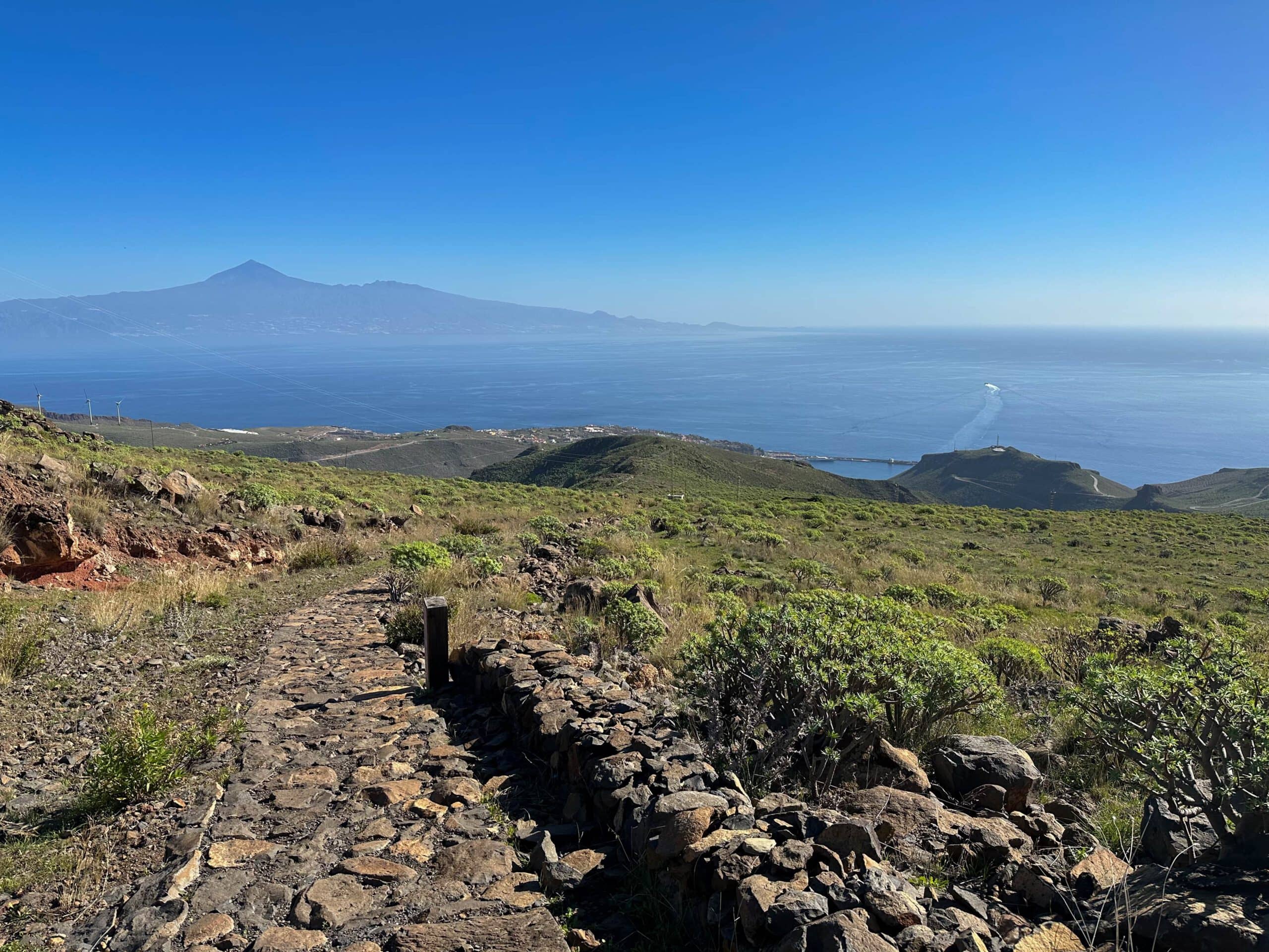 Blick vom GR 131 auf San Sebastian und Teneriffa