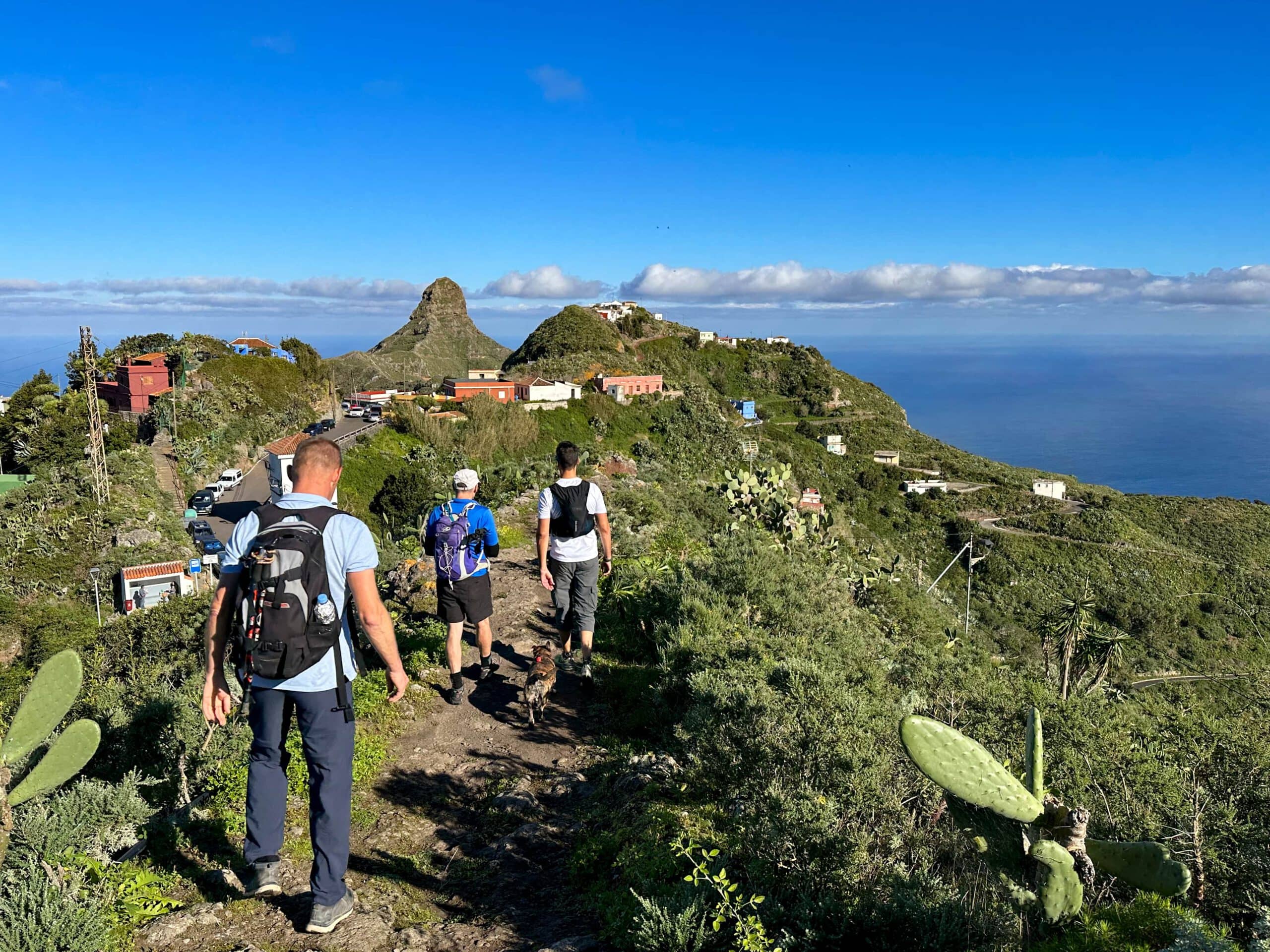 Hikers on the way down to Taborno and Roque Taborno