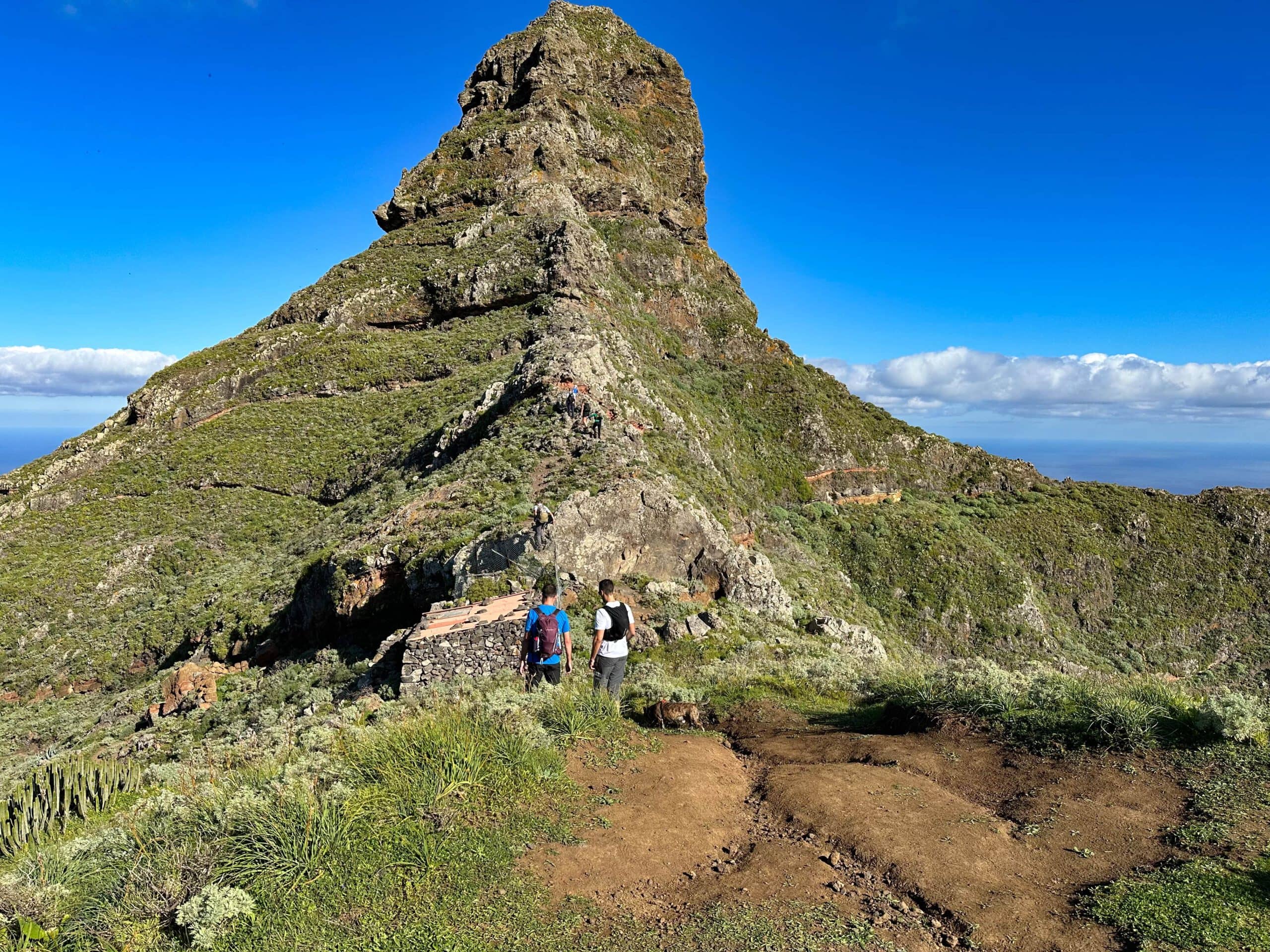 Hikers on the ridge path to Roque Taborno