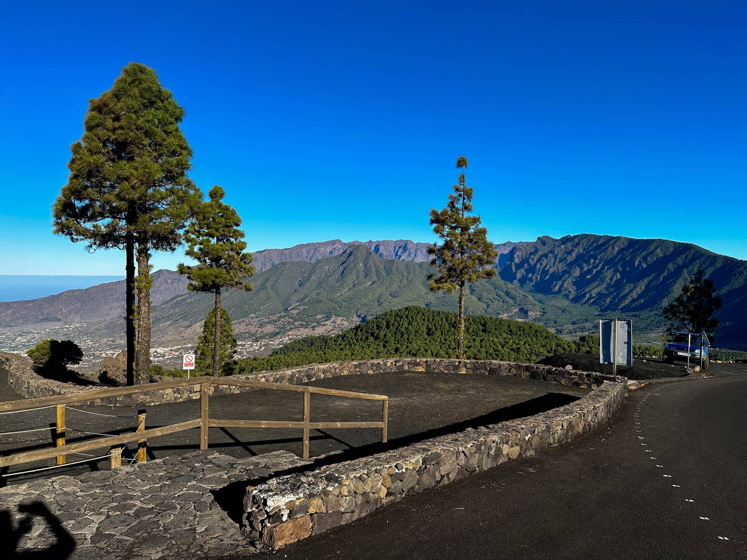 Starting point of the hike Parking lot at LP-301