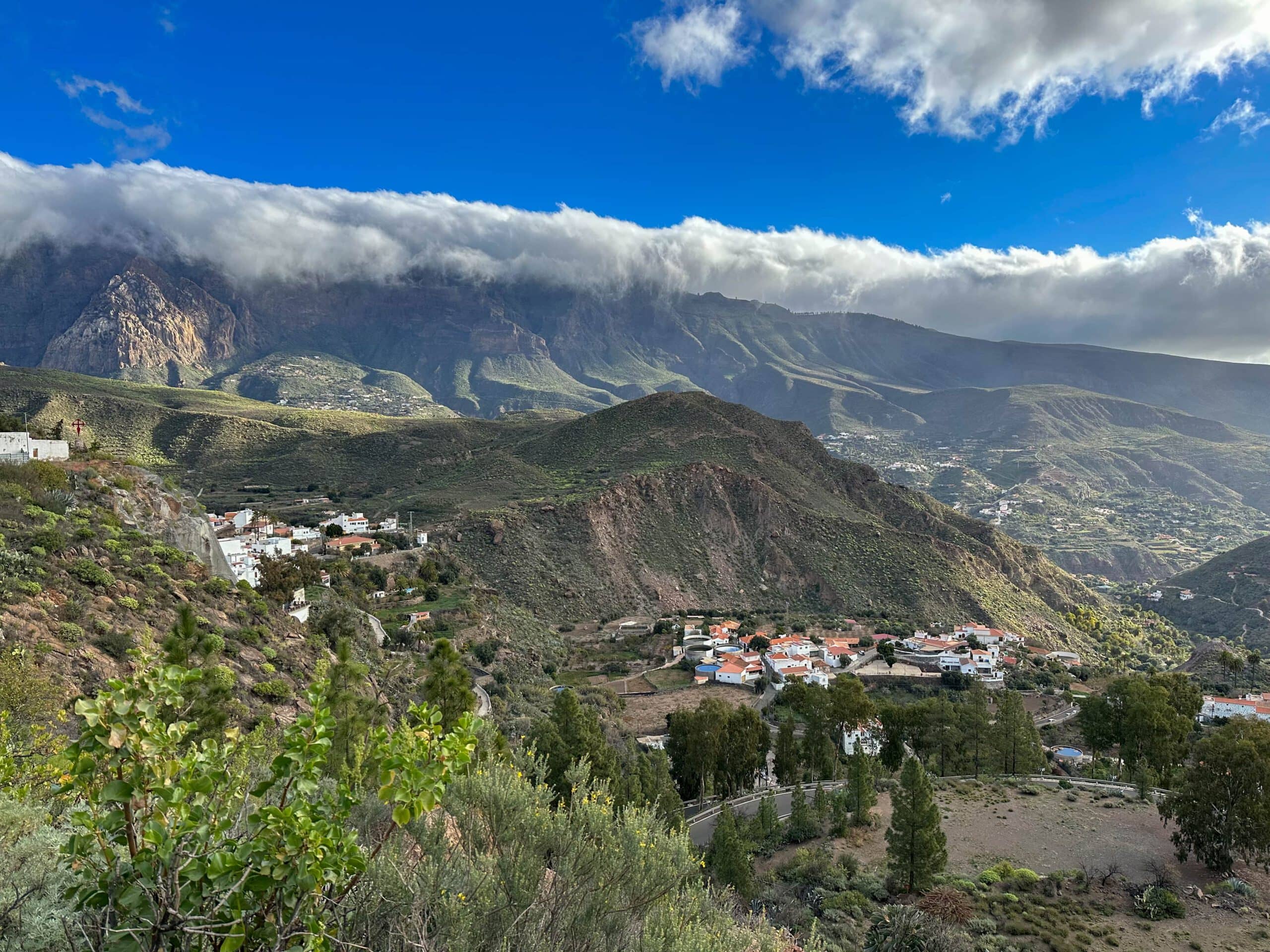 Blick vom Wanderweg auf San Bartolomé und die Cumbre