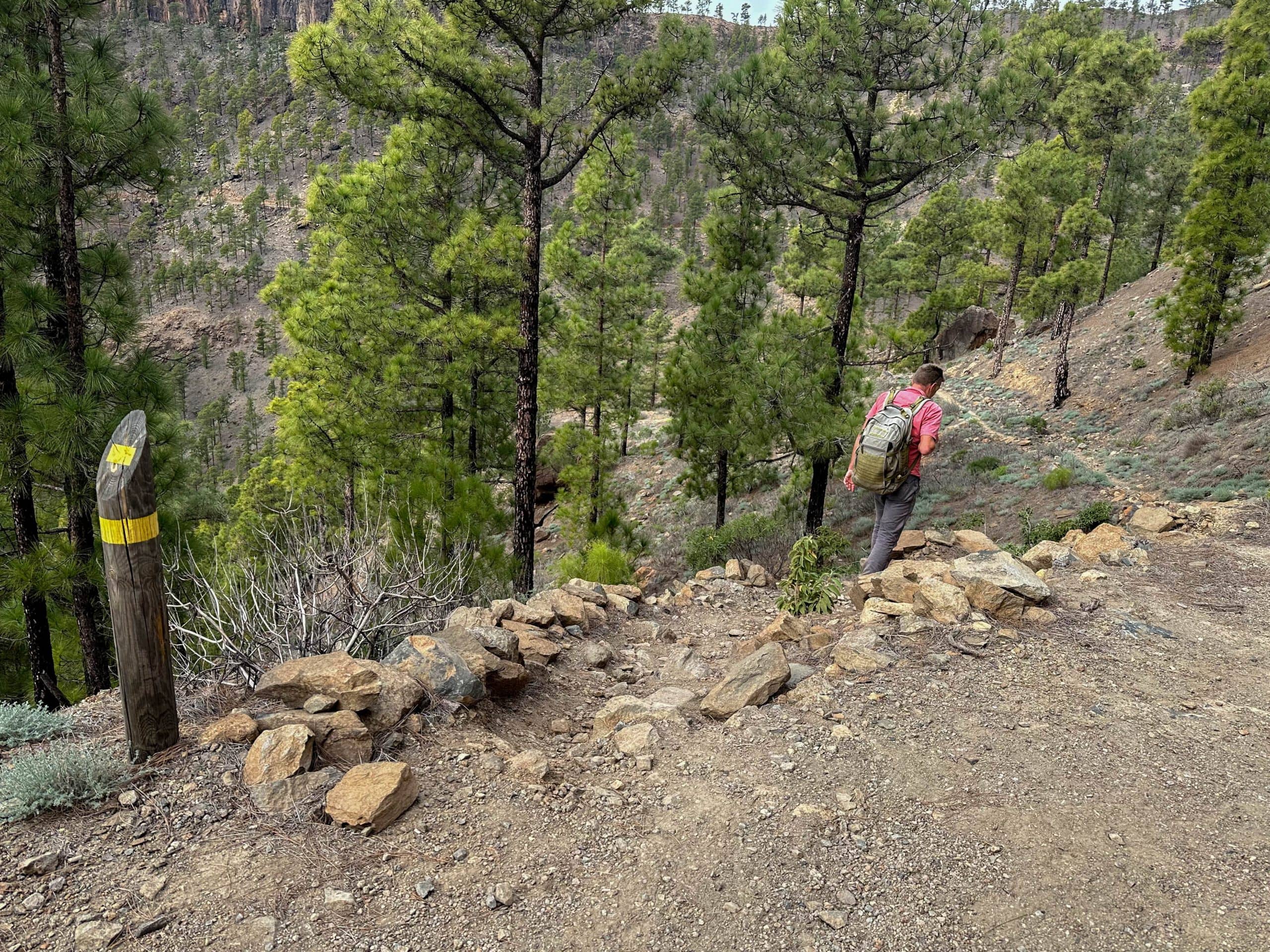 Wanderer auf dem Wanderweg unterhalb der Morro de las Vacas auf dem Wanderweg durch den Barranco de Pilancones
