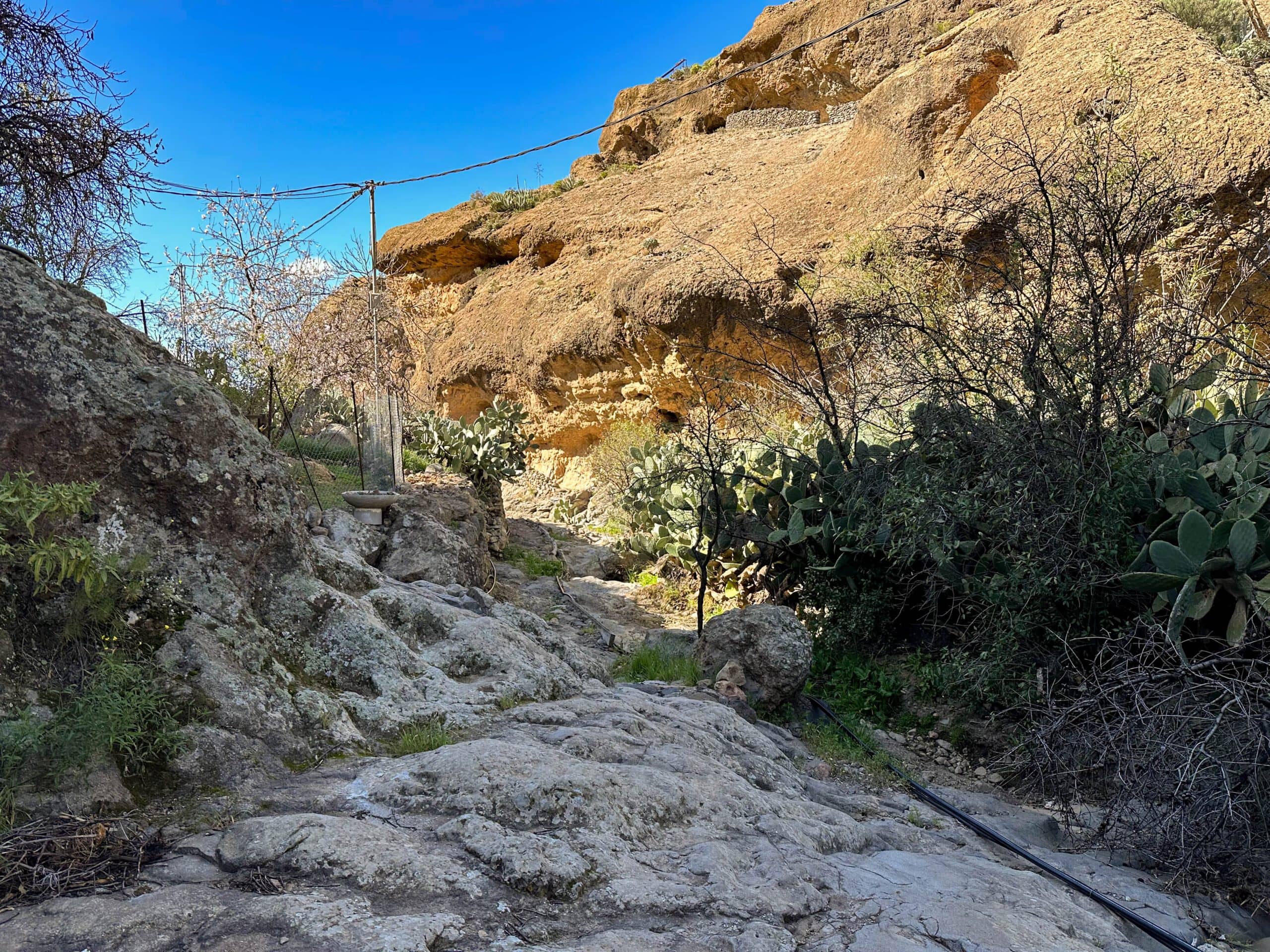 Wanderweg im Barranco Manantiales über Felsen