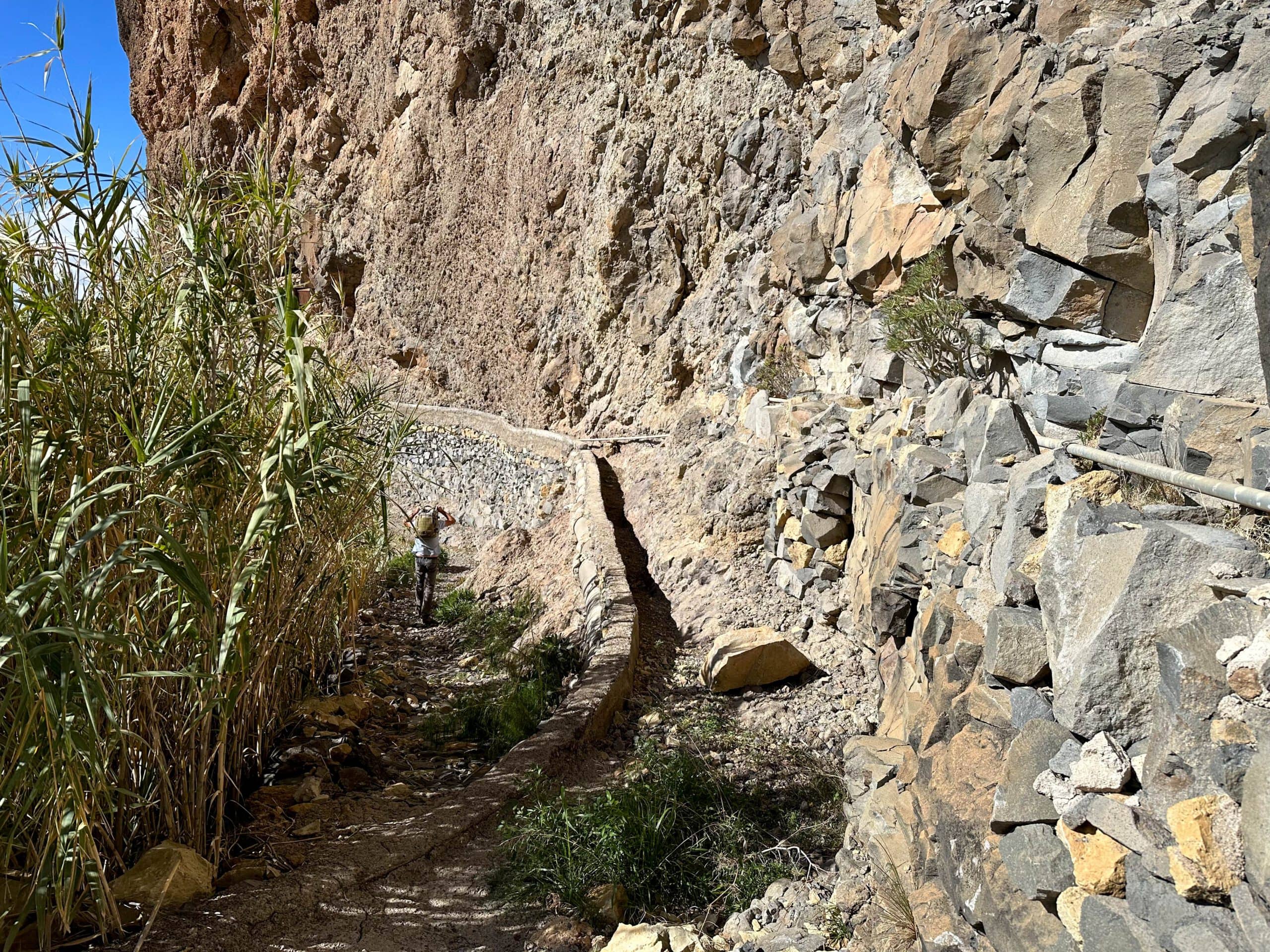 Wanderweg an einem alten Wasserkanal entlang