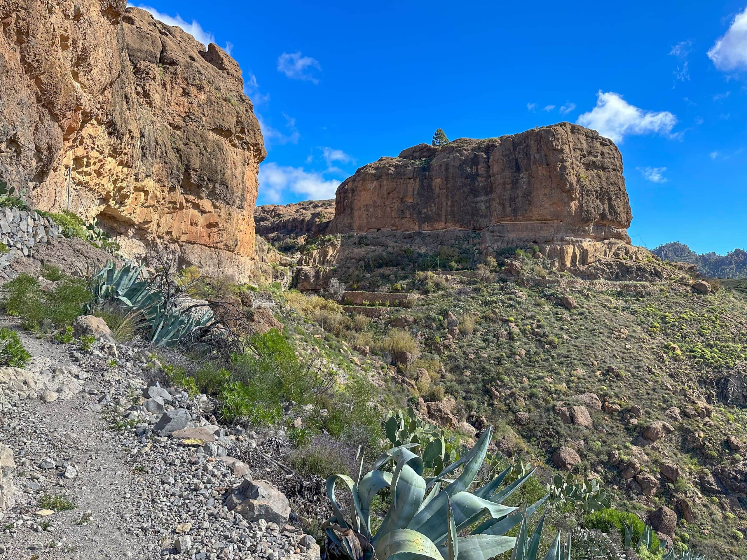 Blick vom Wanderweg zum Chira See zurück zu den Felsen - Barranco Manatiales