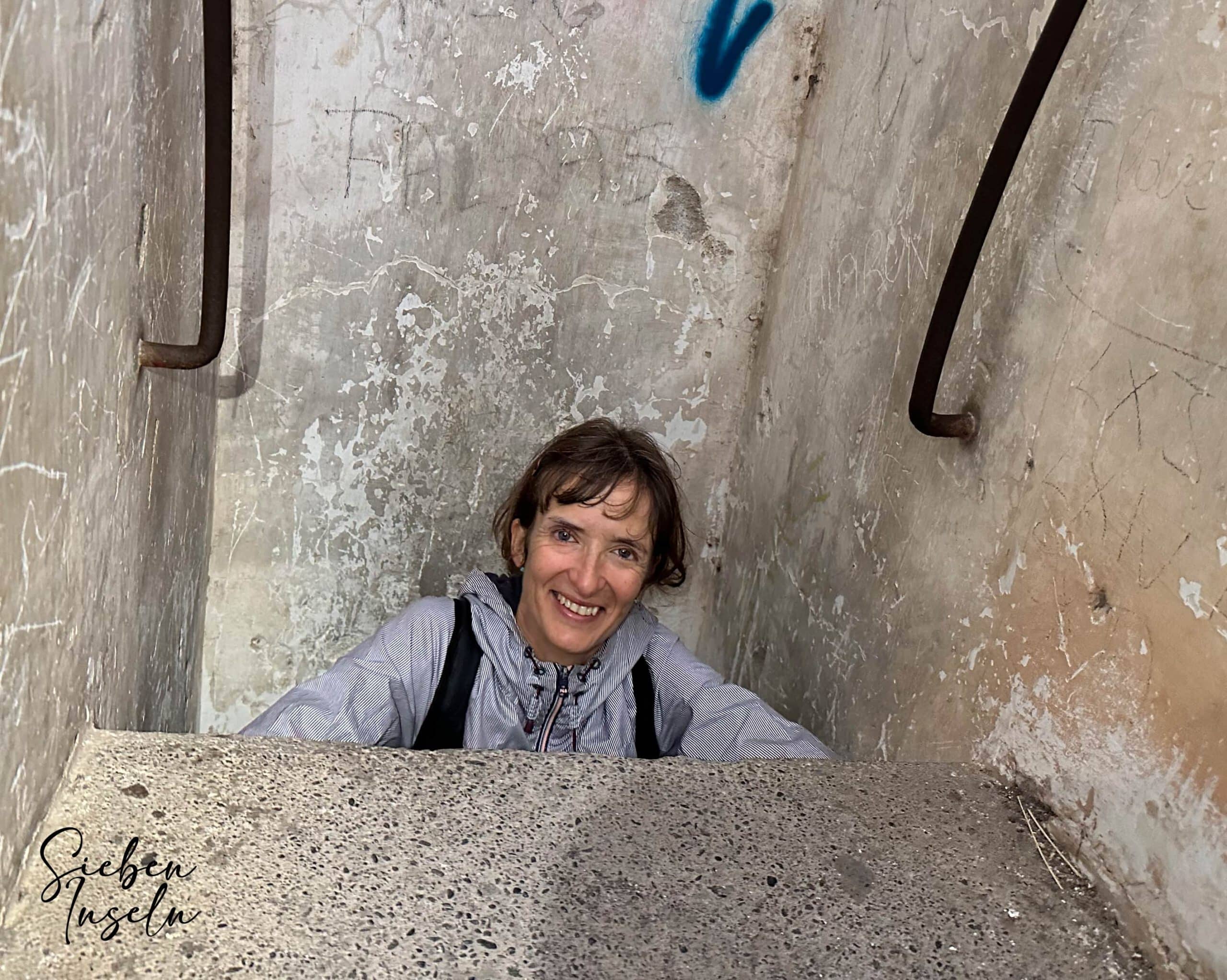 Wanderin auf der Treppe zur oberen Etage im Bunker