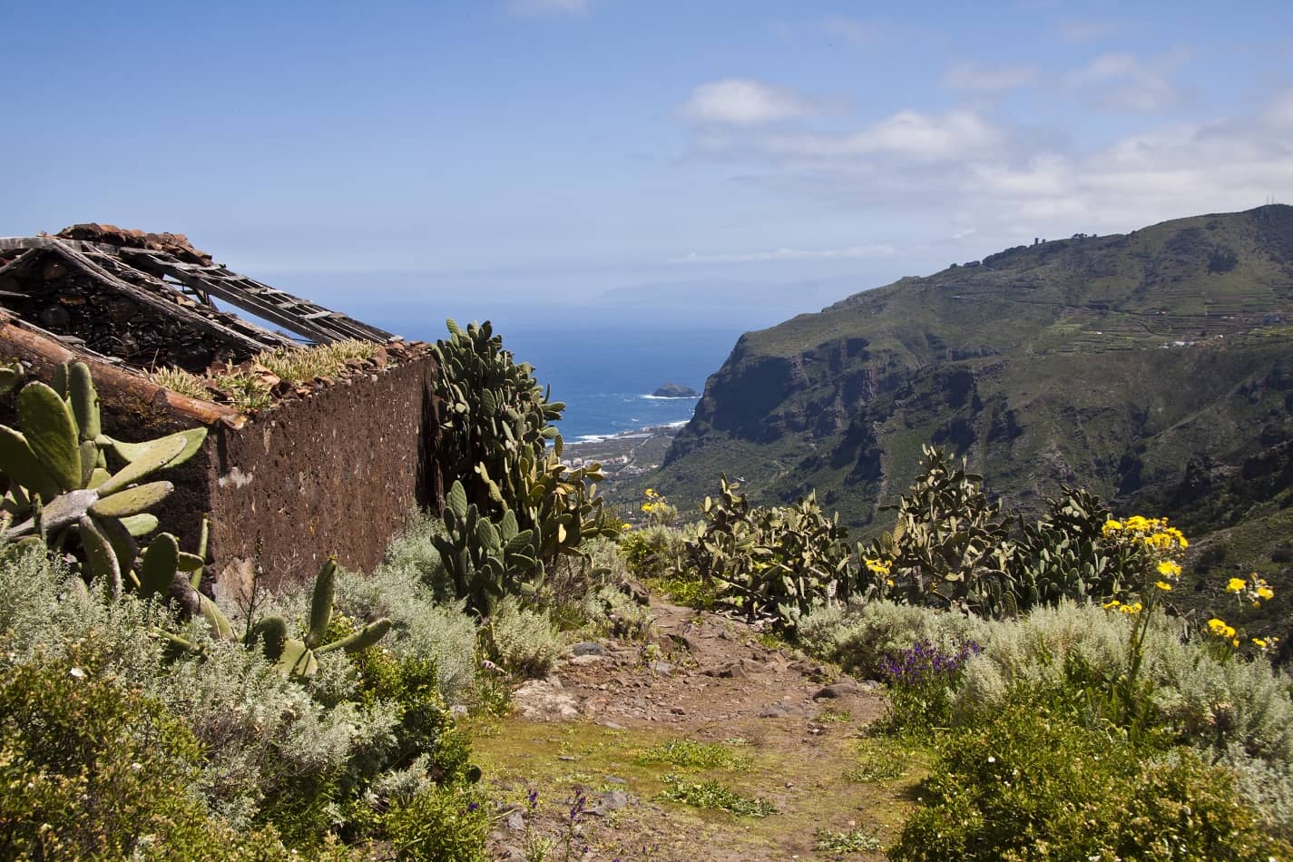 Hiking trail and old building - Talavera