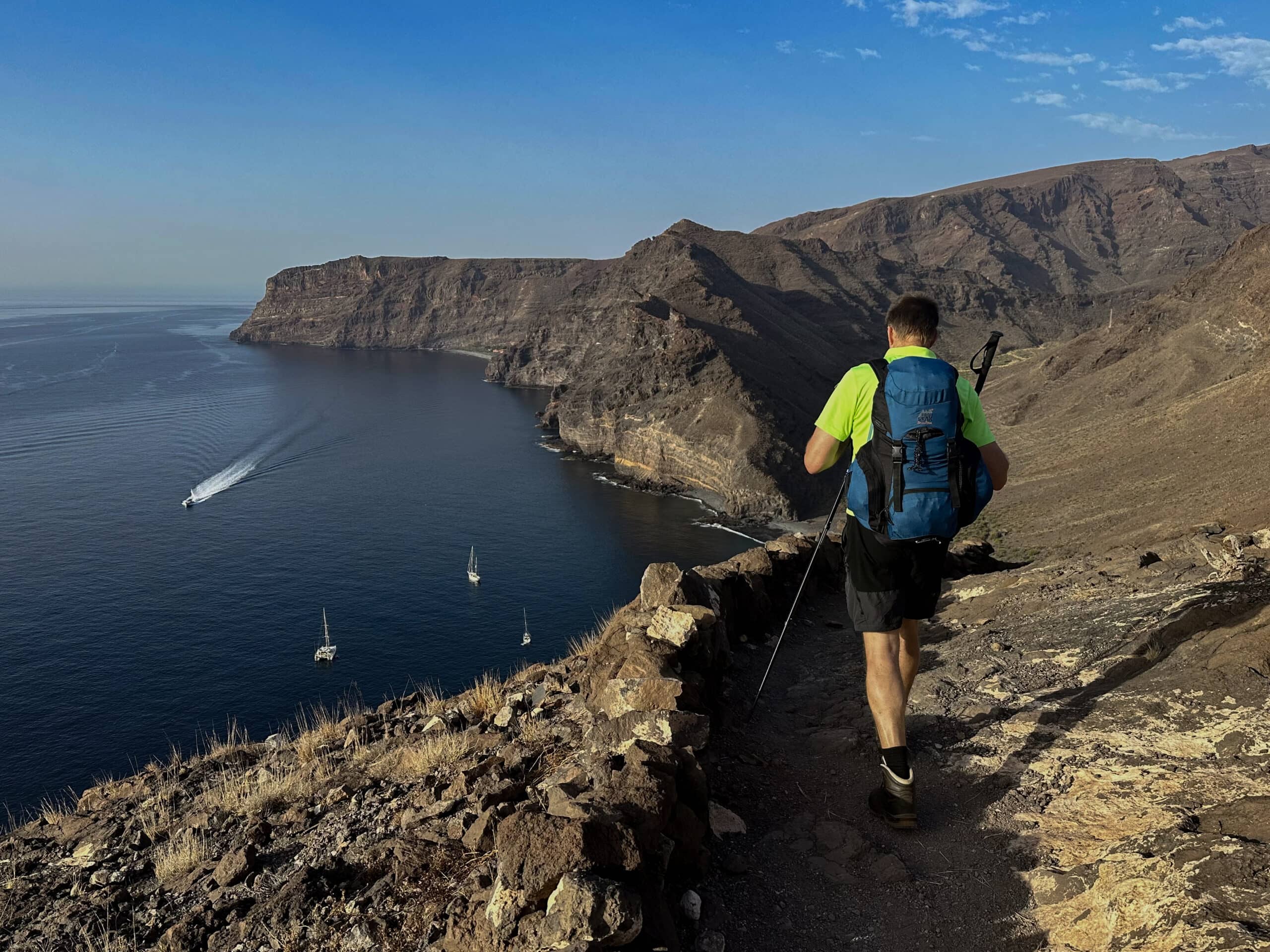 Wanderer auf dem Wanderweg GR-132 hoch über dem Playa de La Guancha