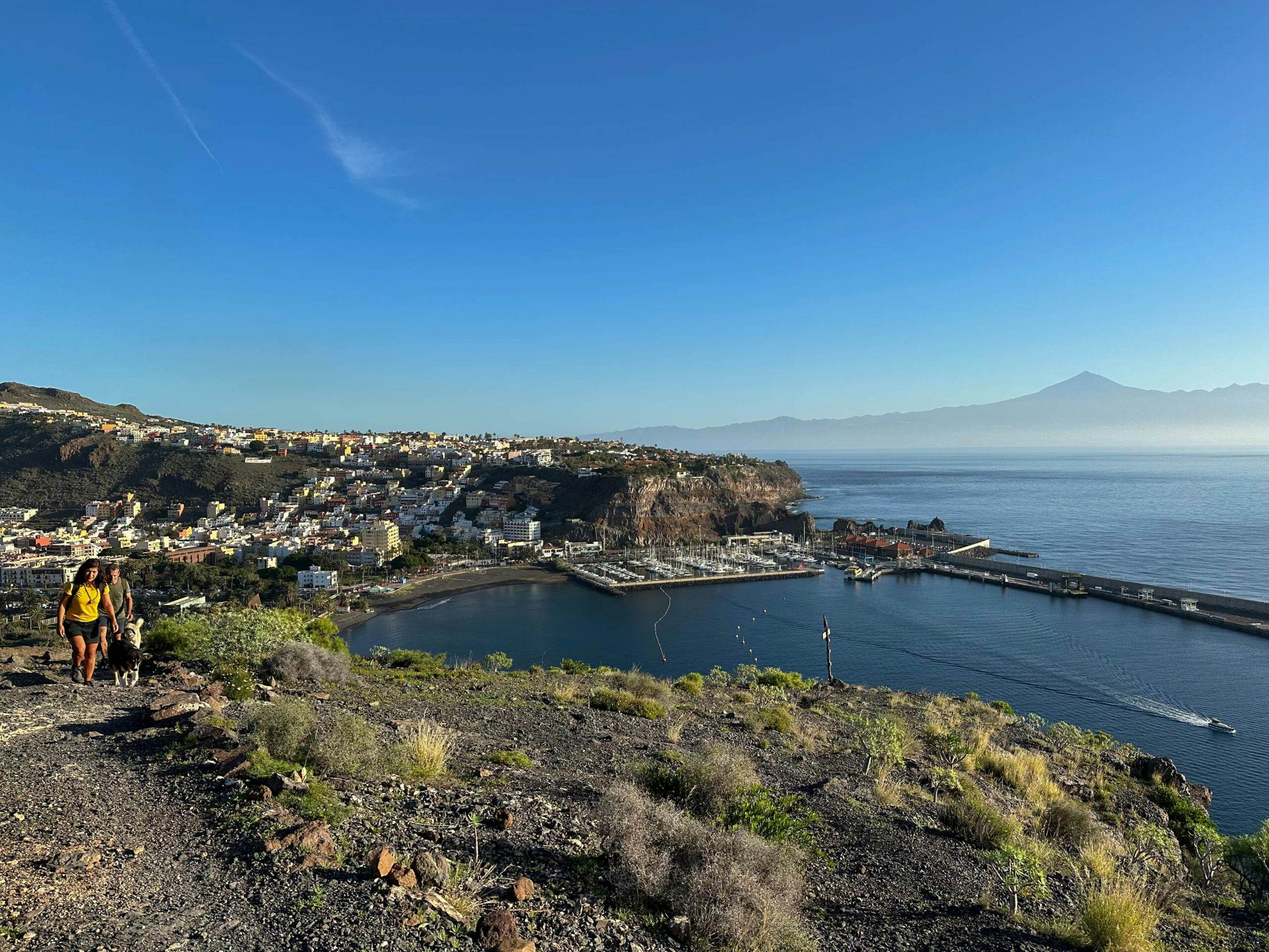 Vista hacia atrás desde la ruta de senderismo hacia San Sebastián y Tenerife con el Teide