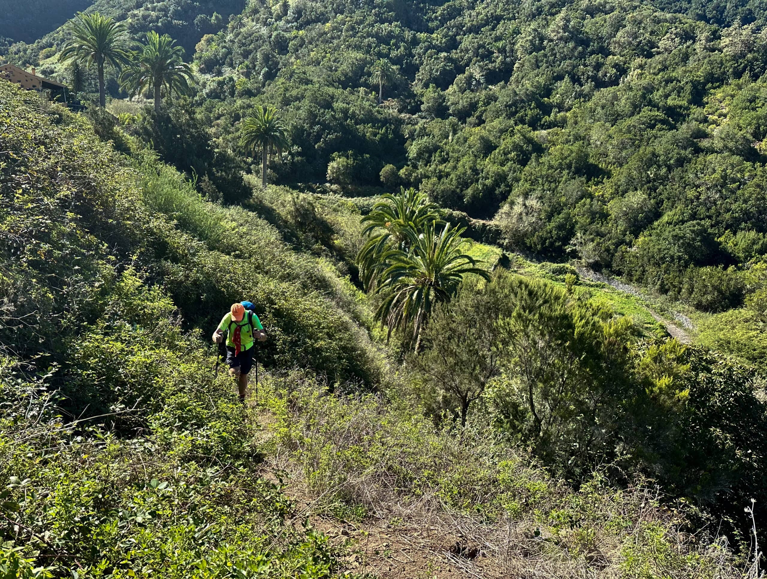 Wanderer auf dem Wanderweg von Vallehermoso nach Hermigua in der Nähe von Las Rosas