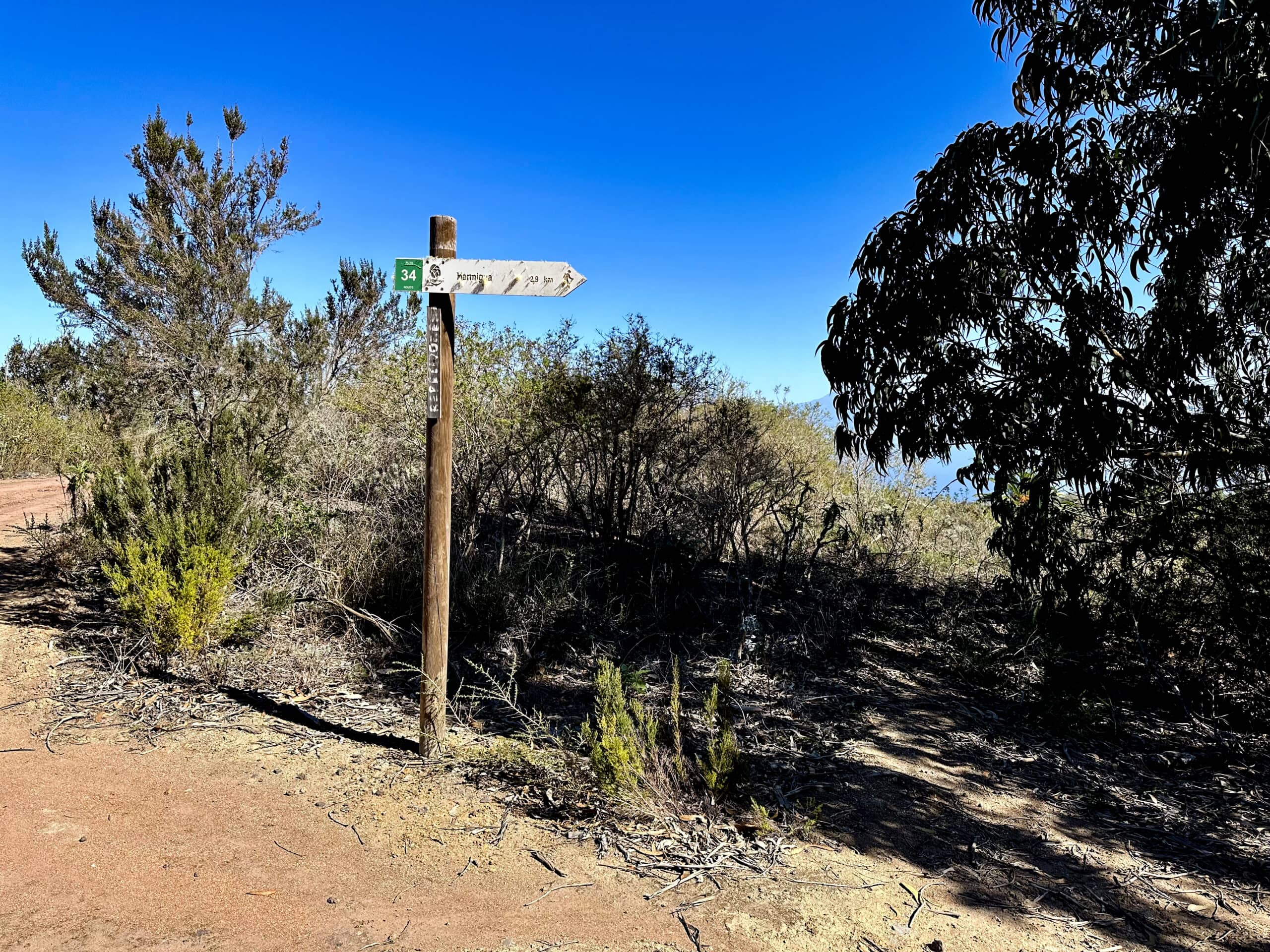 Wanderbeschilderung auf dem Höhenwanderweg Richtung Hermigua (Ruta 34)