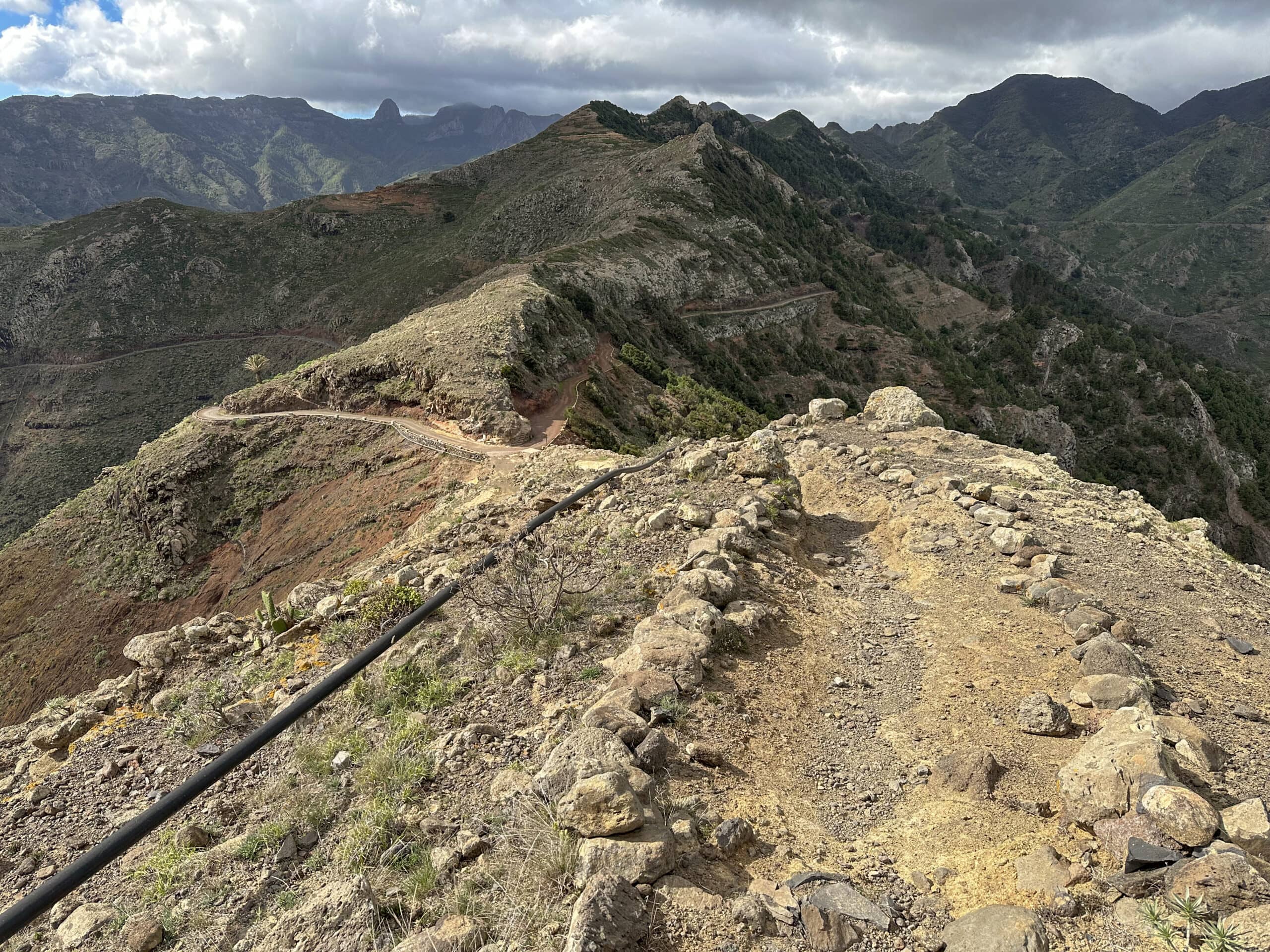 Blick vom höchsten Punkt des Gratweges auf den Abstieg Richtung Parque Natural Majona
