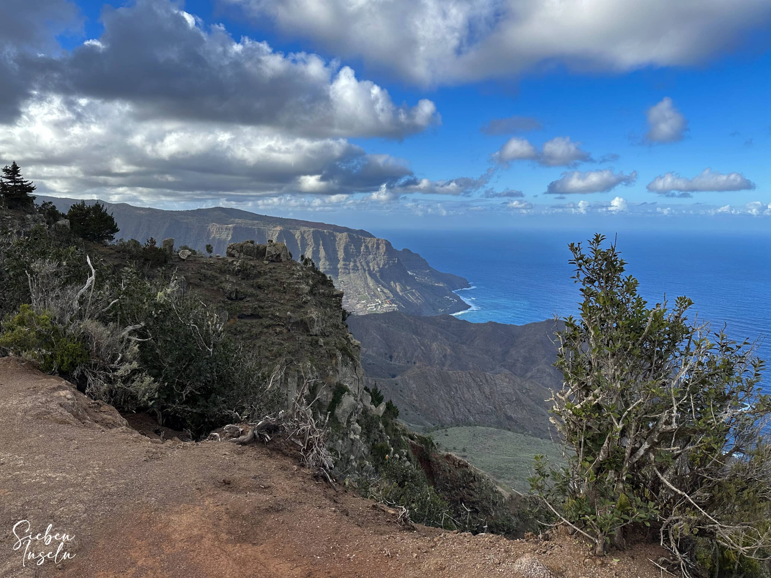 Erster Blick von einem Grat auf Hermigua in der Ferne