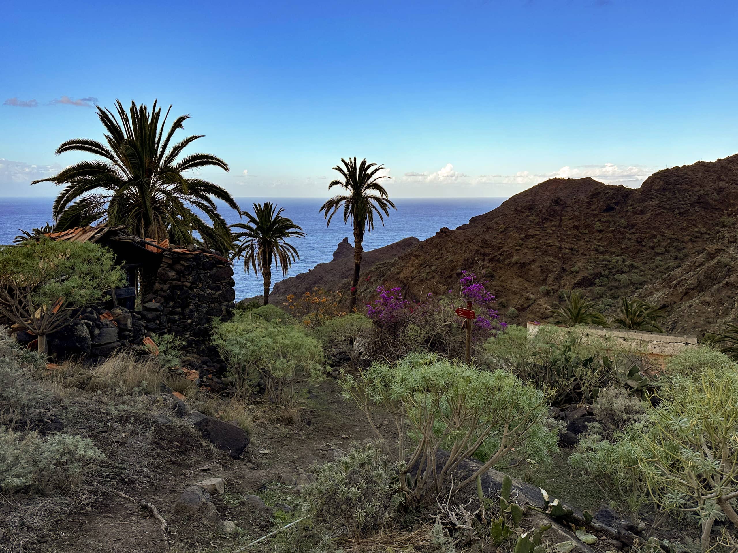 Küstenwanderweg vorbei an verlassenen Häuser vor La Caleta