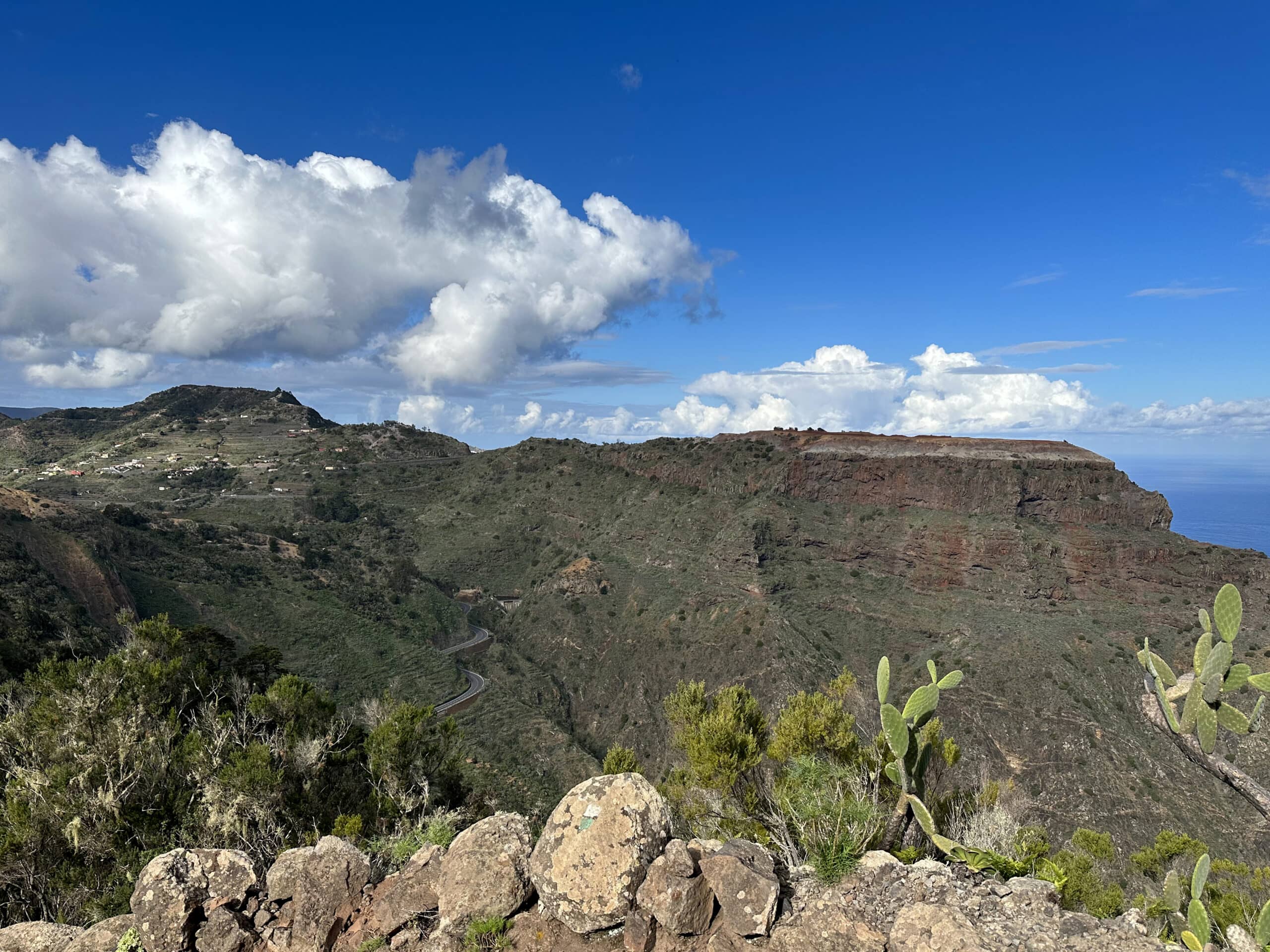 Blick vom Gratweg Richtung Centrum Juego de Bolas - GR 132, 2. Etappe