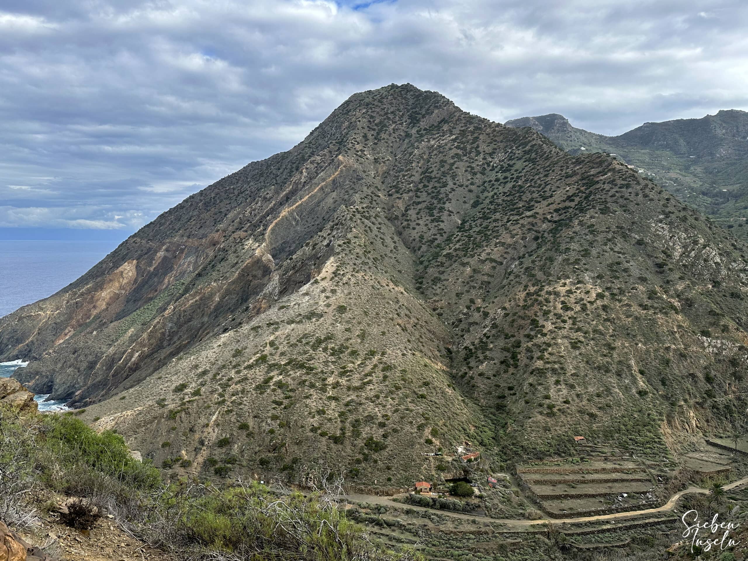 Blick vom Küstenwanderweg vor Playa Vallehermoso zurück auf den Wanderweg im Barranco