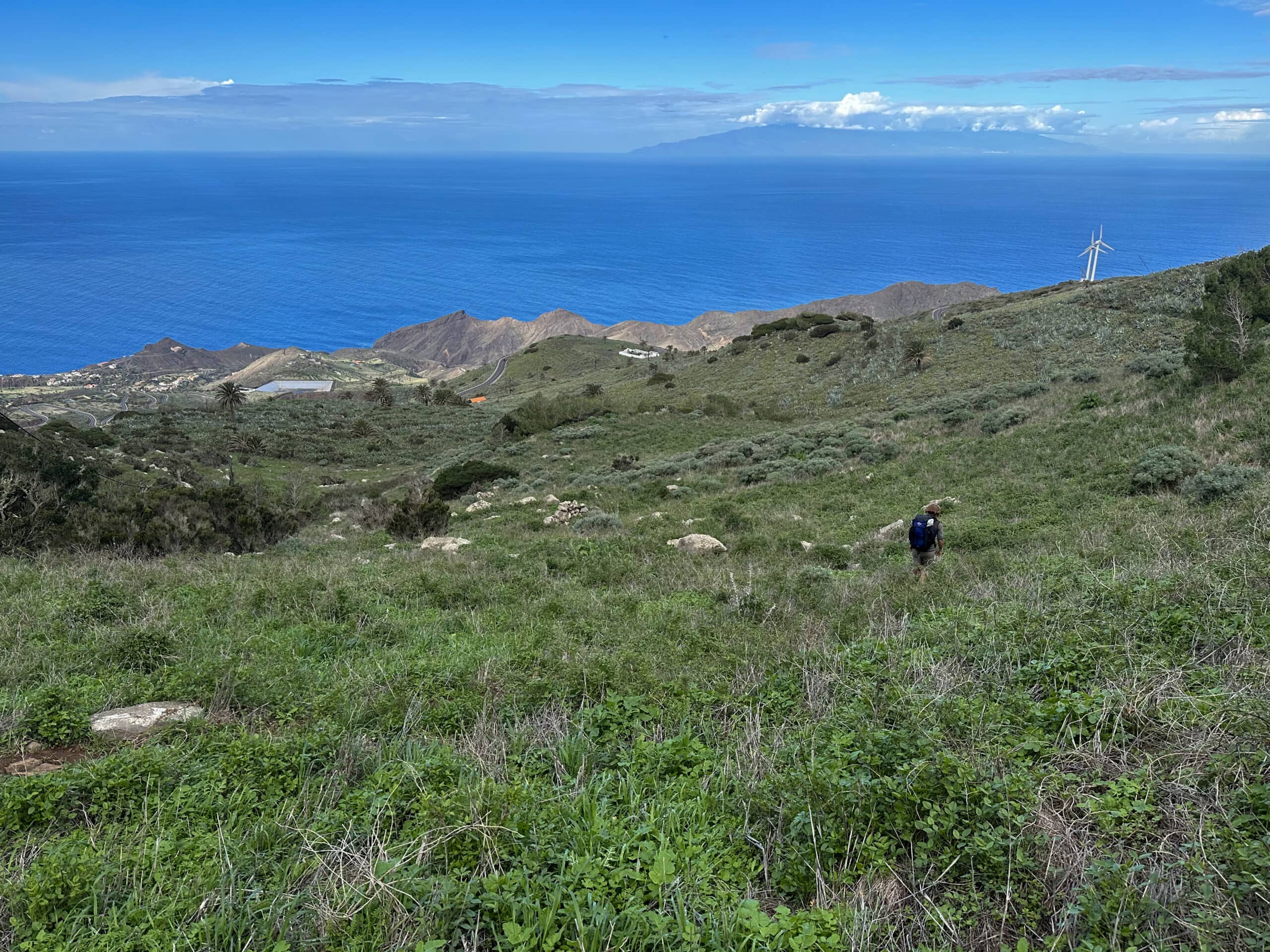 Wanderin auf dem Abstiegsweg nach Alojera