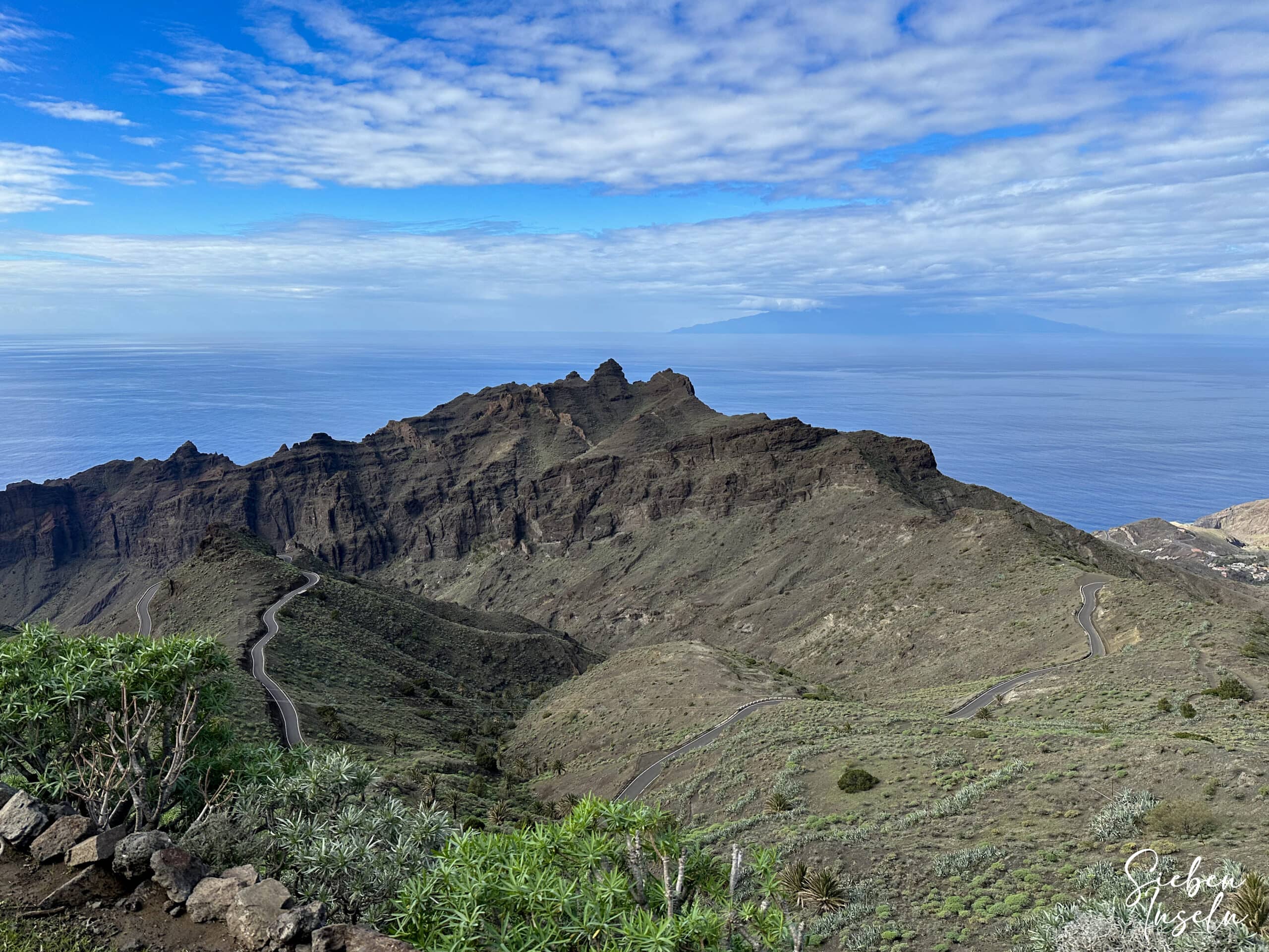 Blick vom Aufstiegsweg über Alojera auf die Nachbarinsel El Hierro
