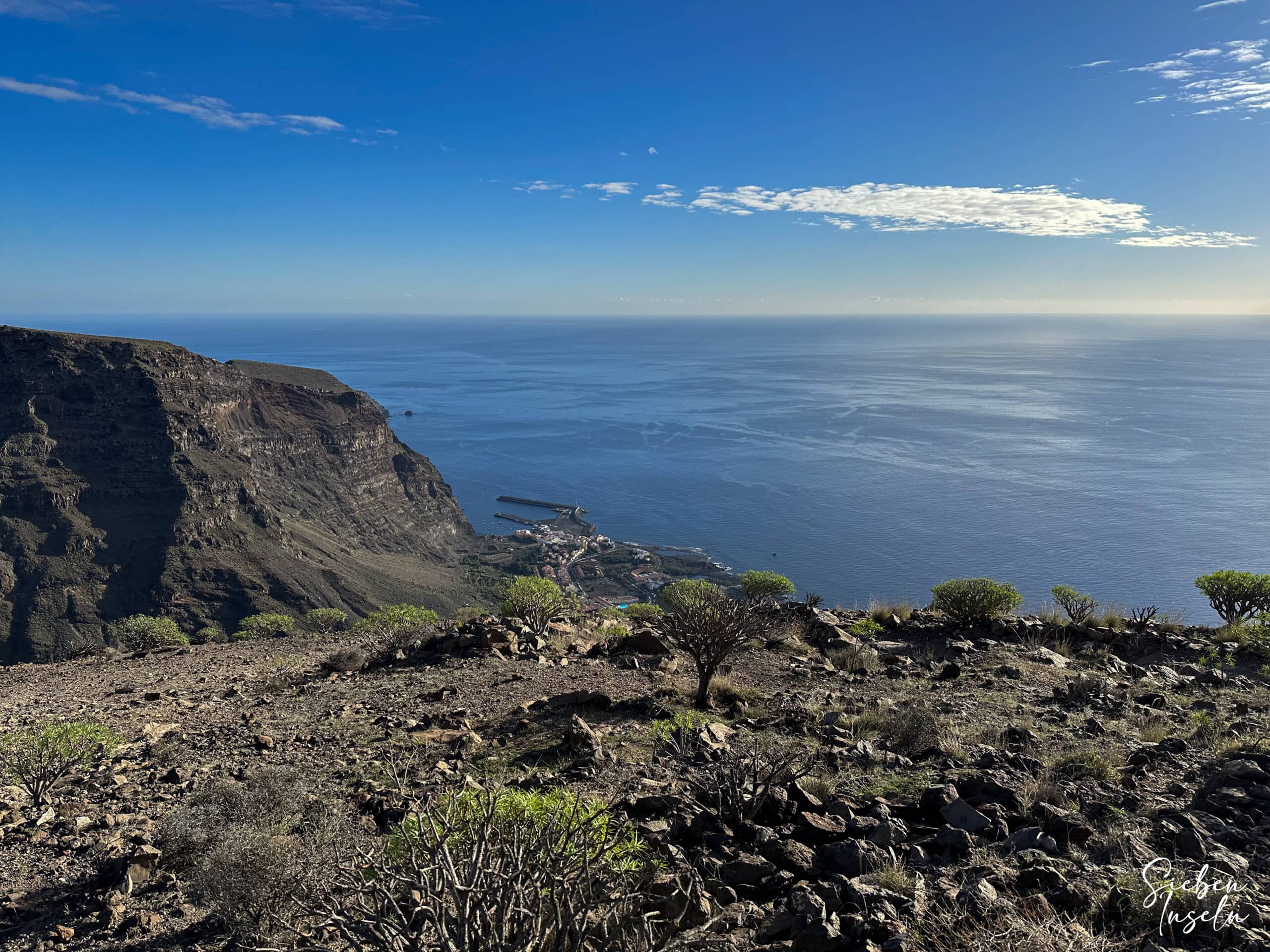 Blick vom Wanderweg hinunter in das Valle Gran Rey nach Vueltas