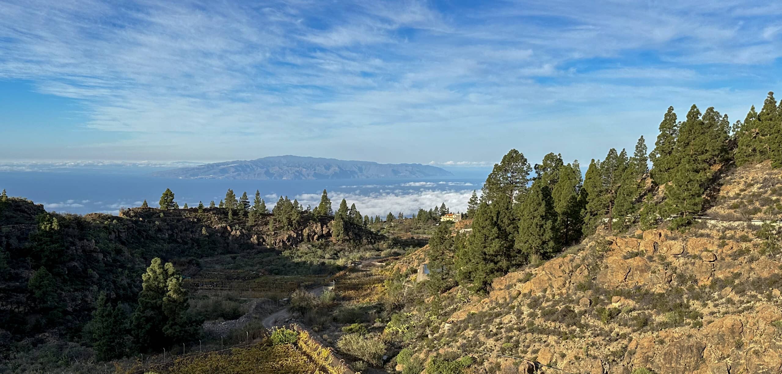 Vista hacia atrás desde la ruta de senderismo por Chirche a la vecina isla de La Gomera
