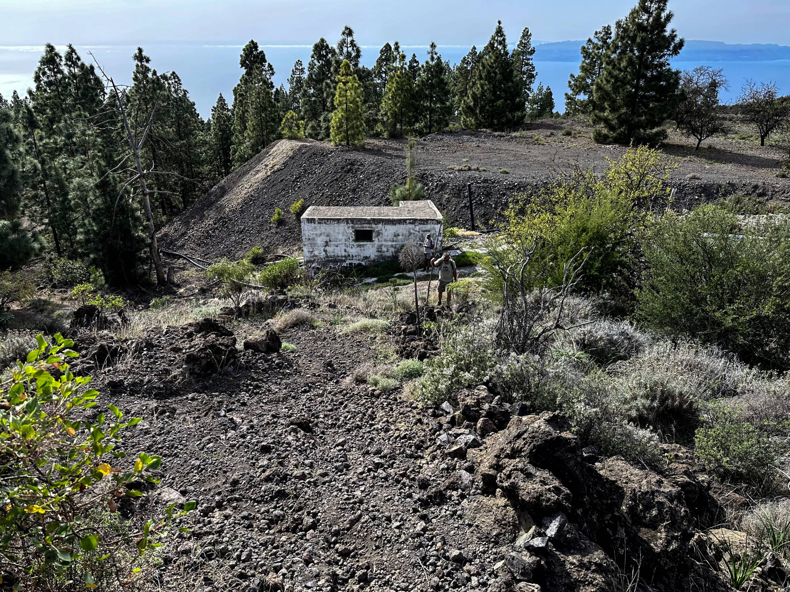 Vista desde el sendero de descenso a la Galería Hoyo de la Leña y la vecina isla de La Gomera
