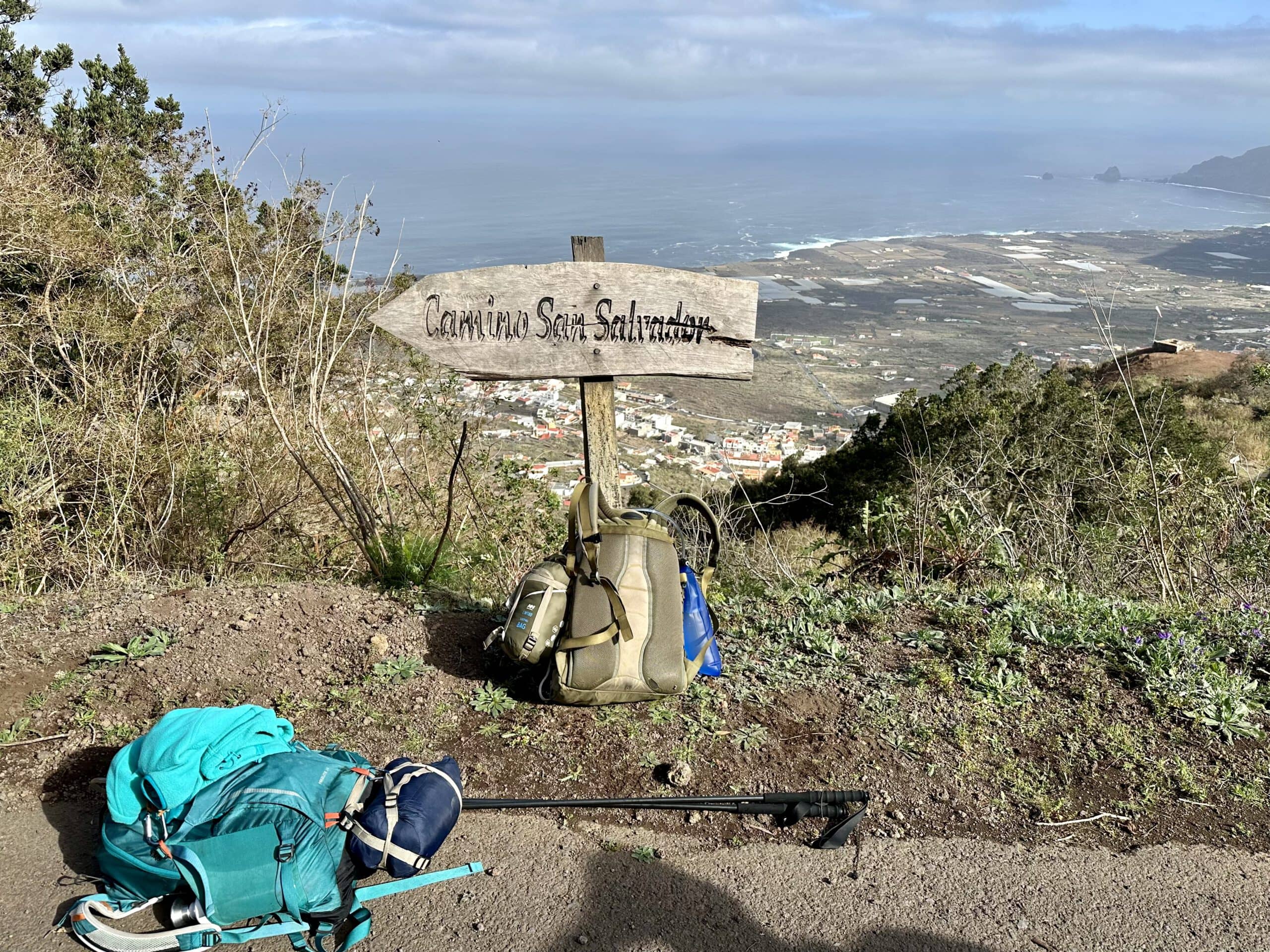 Der Camino de San Salvador kommt von Tigaday und kreuzt ausgeschildert die Calle de los Corchos