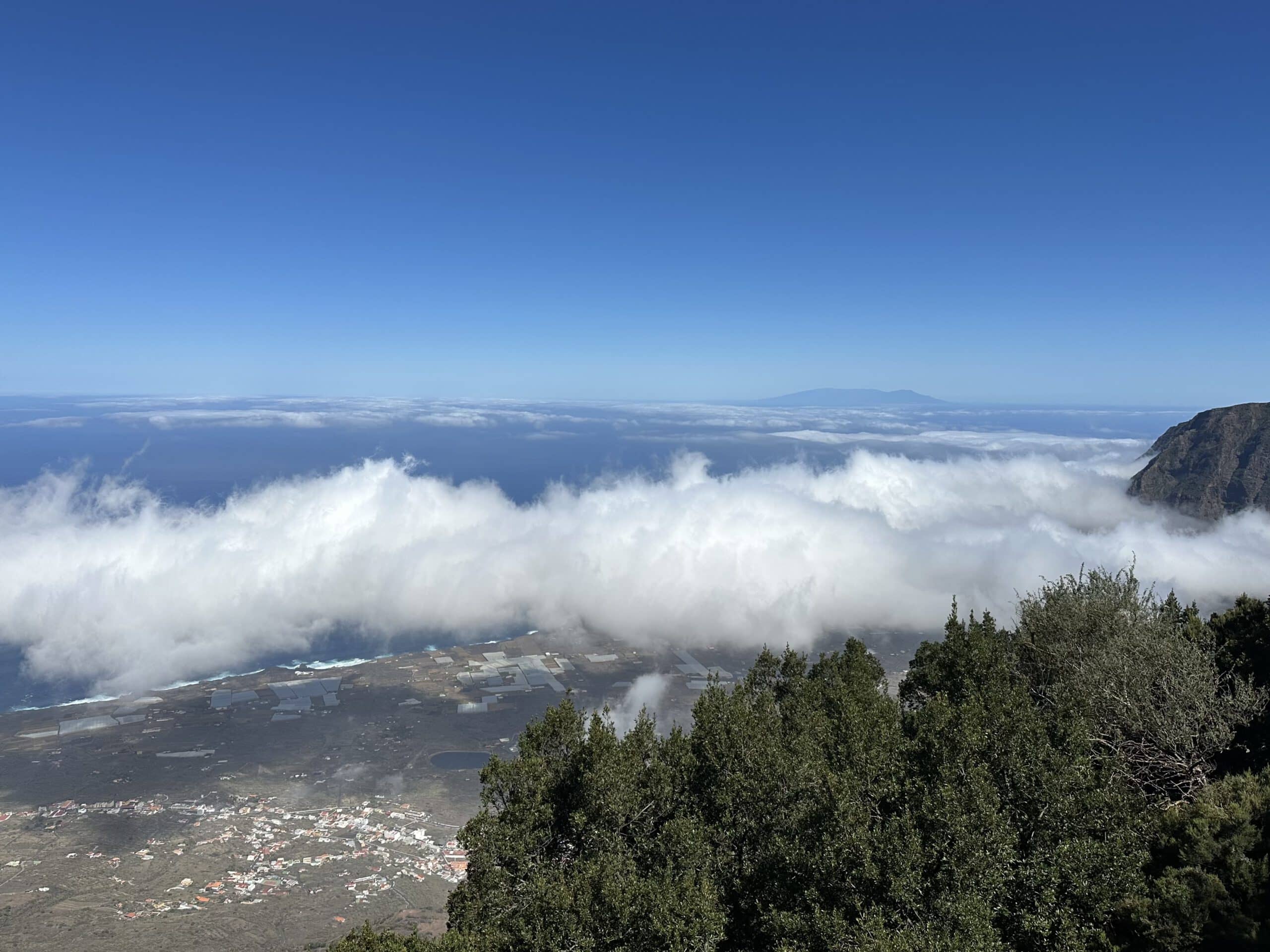 Blick vom Camino San Salvador über La Frontera und die Wolken bis nach la Palma