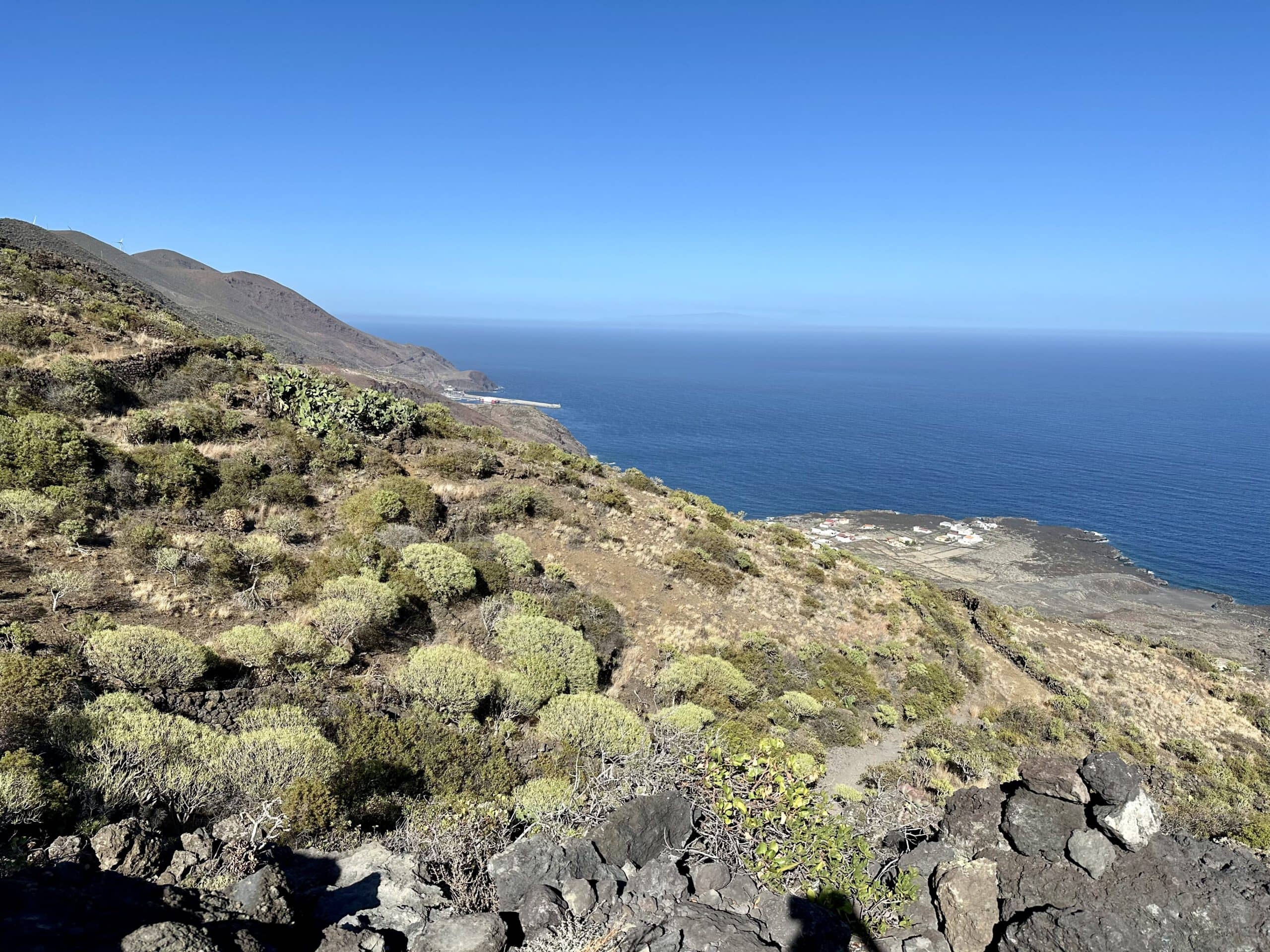 Wanderweg hinunter an die Küste - im Hintergrund Puerto de Estaca