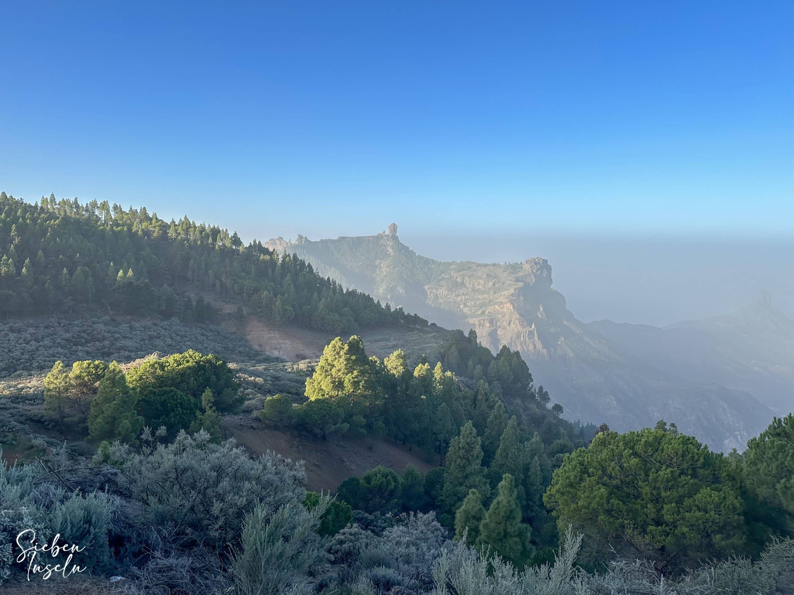 Vista desde la ruta de senderismo detrás del Mirador Degollada de Becerra hacia La Culata cerca de Calima

