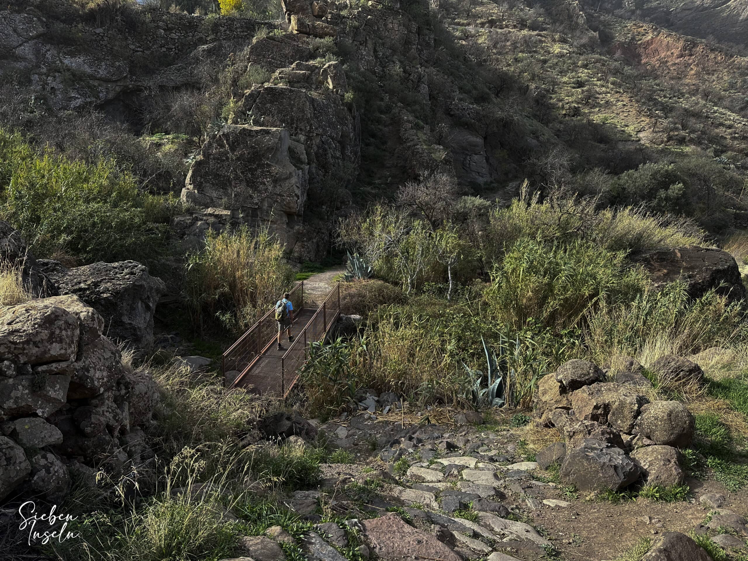 Hiker on the S-82 hiking trail behind La Culata towards Casas del Lomo