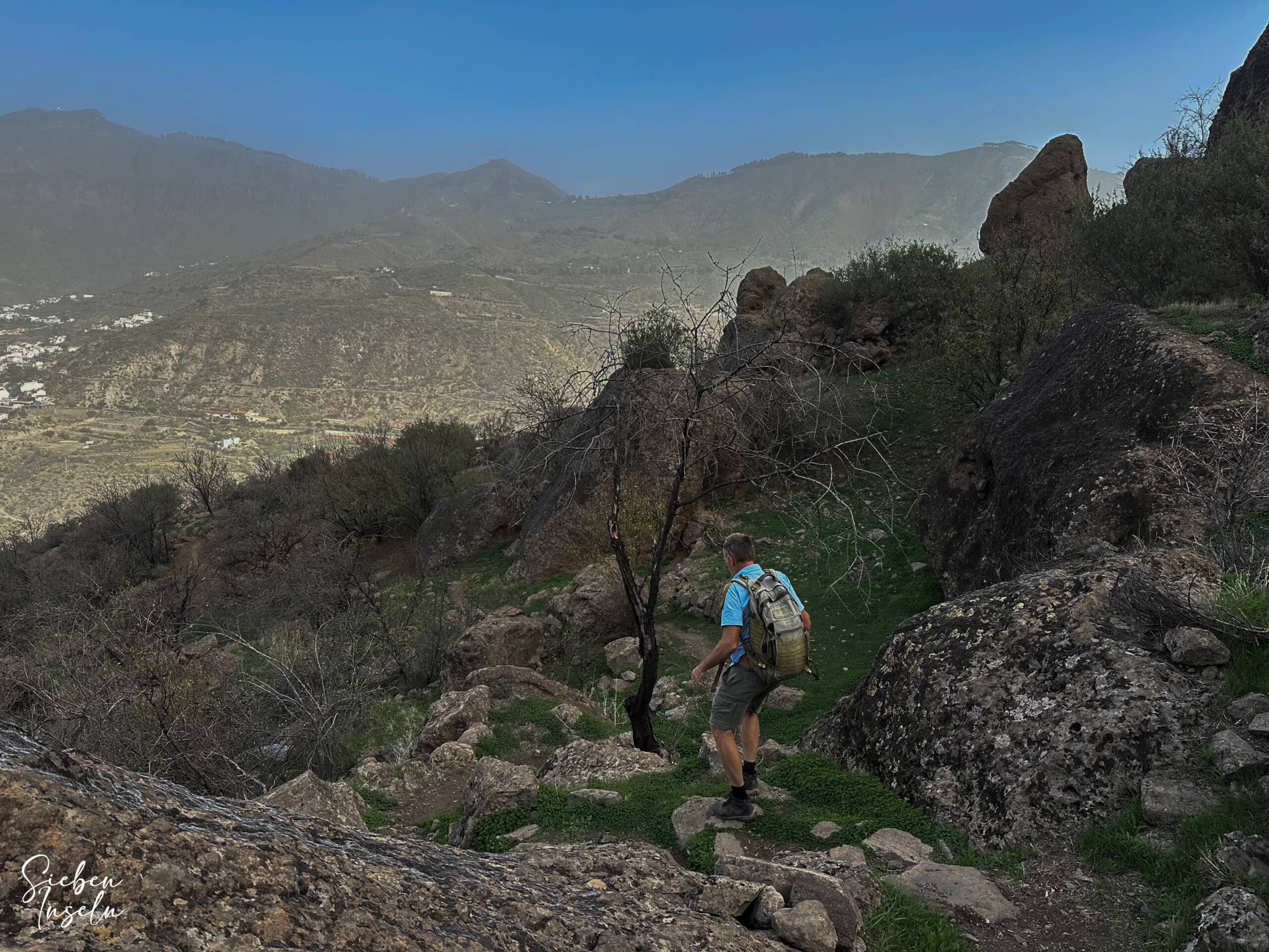 Hiker on the hiking trail via Casas del Lomo