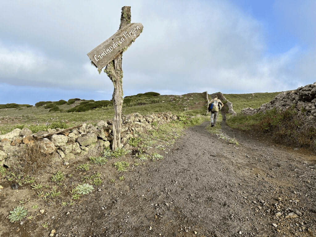 En el Camino de La Virgen - senderista de camino al Mirador de Sabinosa