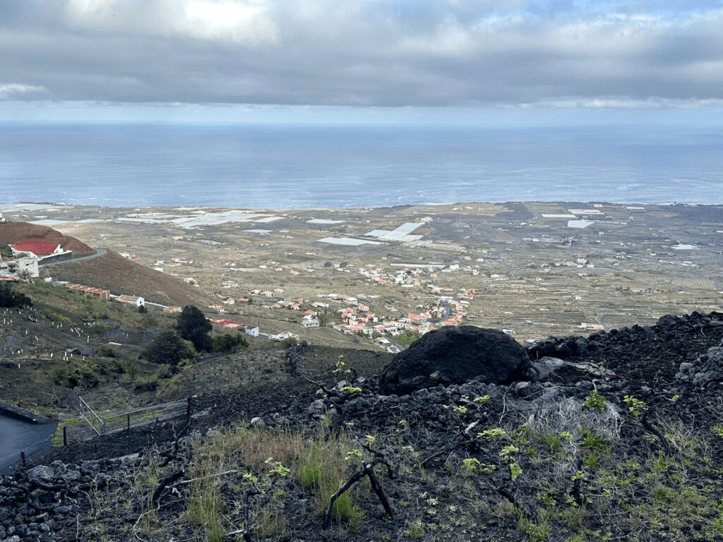 Vista desde el camino alto sobre el valle de El Golfo hasta La Frontera