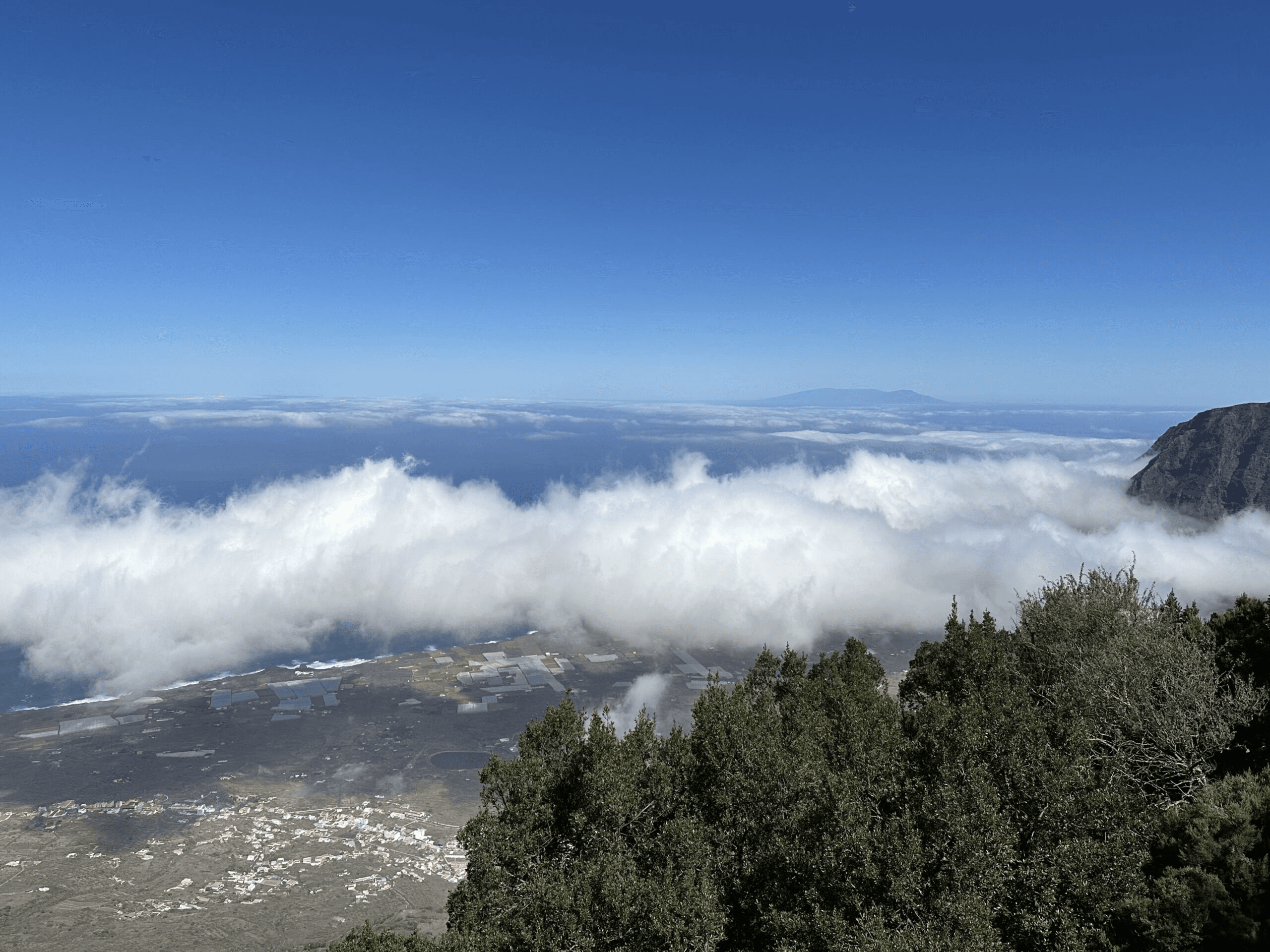 Vista desde el Camino San Salvador sobre La Frontera y las nubes hasta La Palma