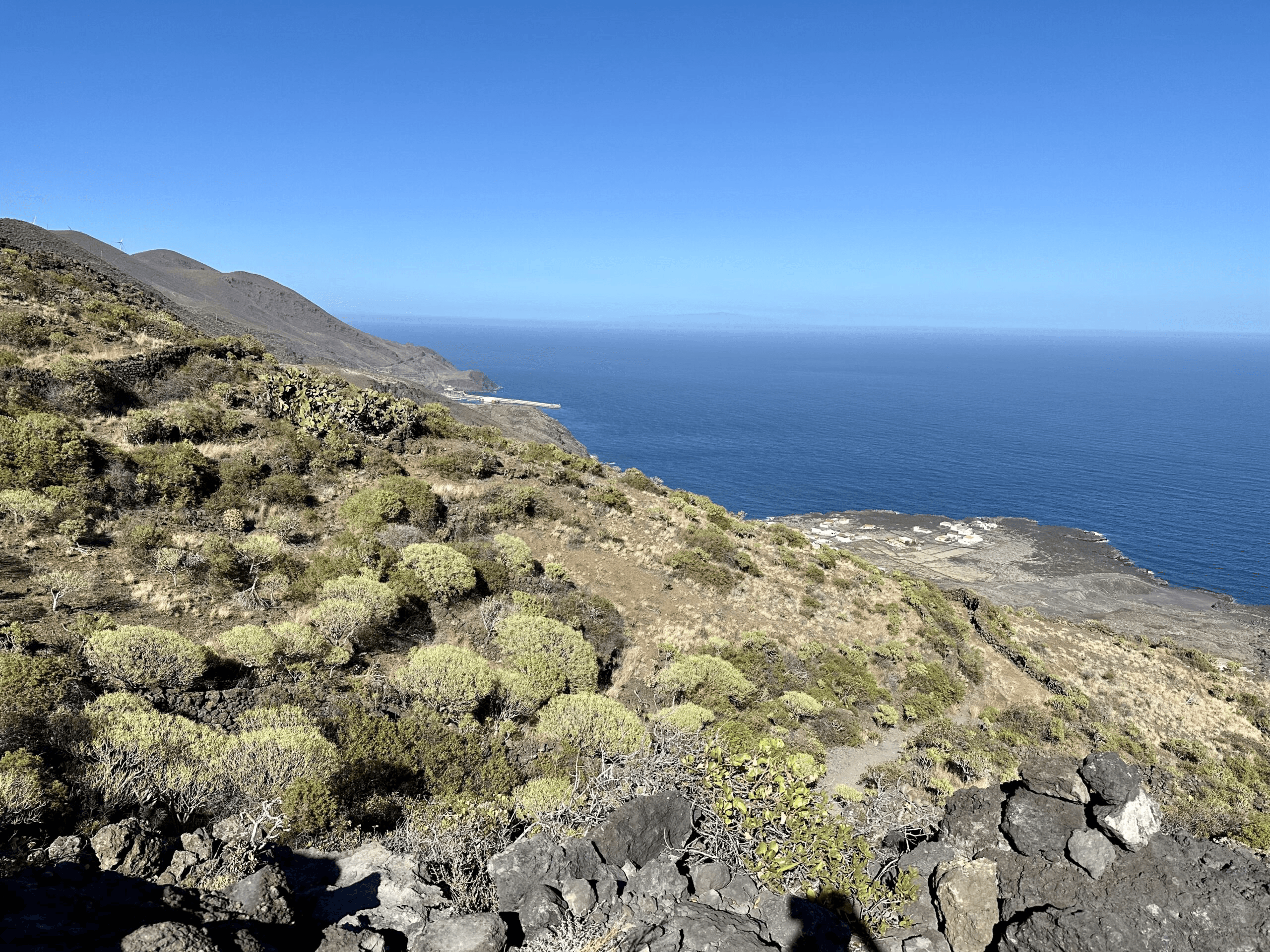 Ruta de senderismo hacia la costa - Puerto de Estaca al fondo